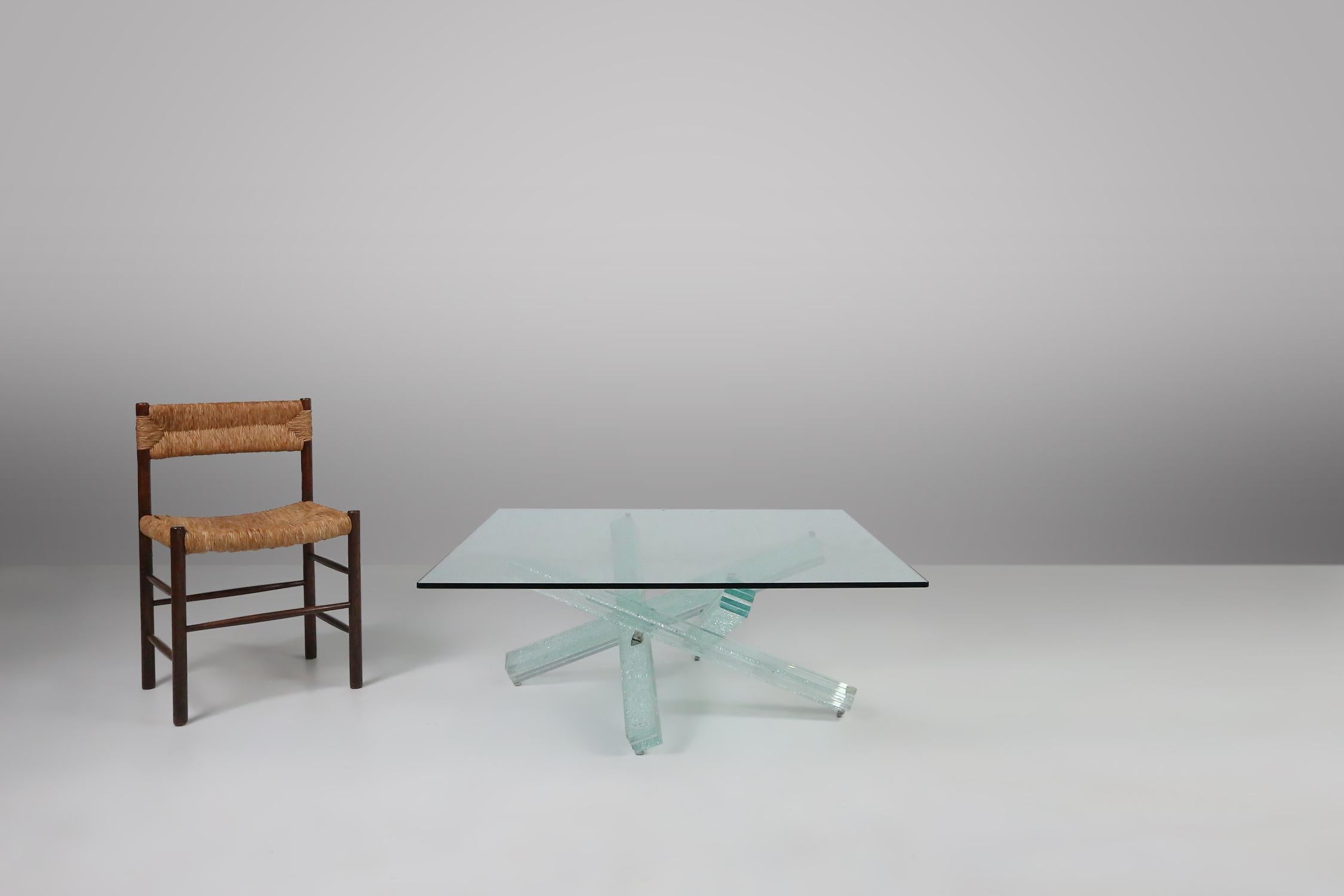 Cette table basse est un chef-d'œuvre de design et d'artisanat, créé par le célèbre designer français Maurice Barilone pour la marque Roche Bobois.

Le plateau de la table est en verre transparent de 12 mm, de forme carrée et aux angles arrondis. La