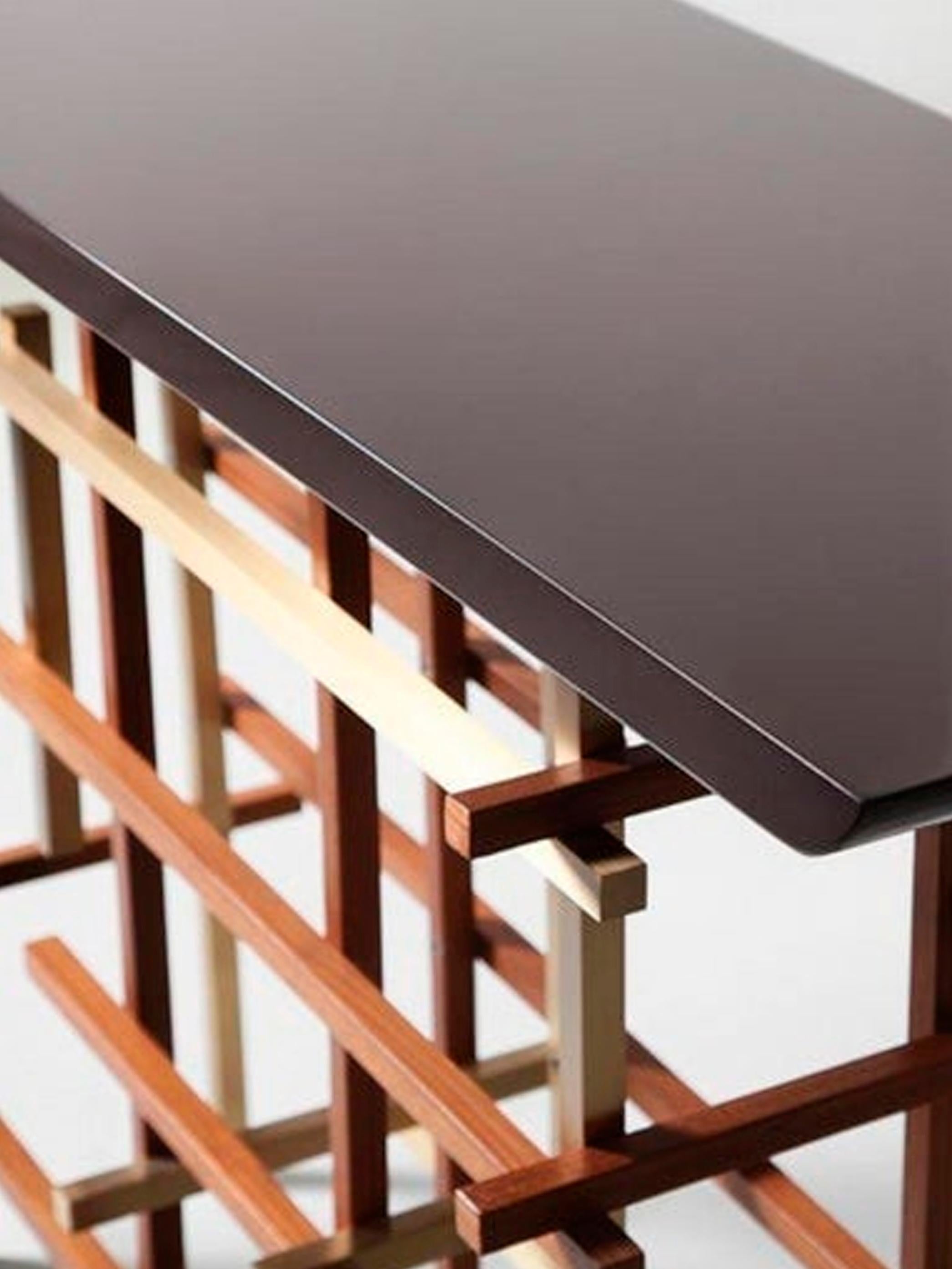 Mikado, consola en laca de alto brillo, madera de teca rugosa e inoxidable pulido en Nuevo estado para la venta en Beirut, LB