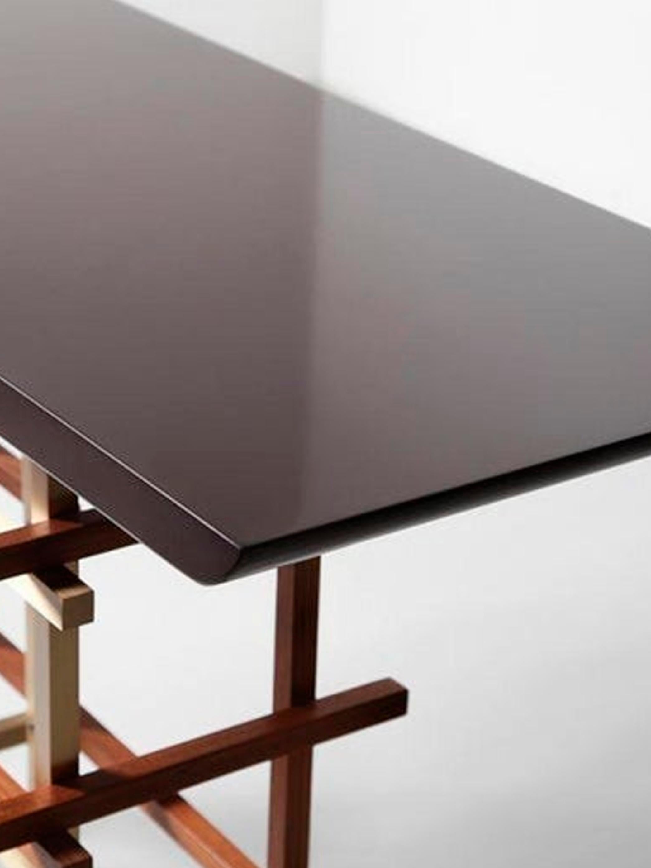 Mikado, consola en laca de alto brillo, madera de teca rugosa e inoxidable pulido Siglo XXI y contemporáneo en venta
