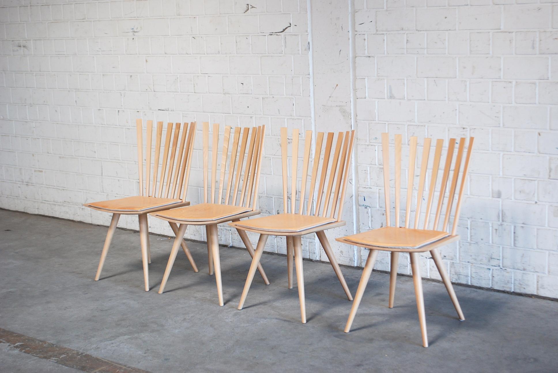 Dining chairs in beech designed Foersom & Hiort-Lorenzen and produced Fredericia Stolefabrik.
This set of four Mikado dining chairs in solid beech comes with the removable original vegetal soft pad leather cushions, with the other side in flax