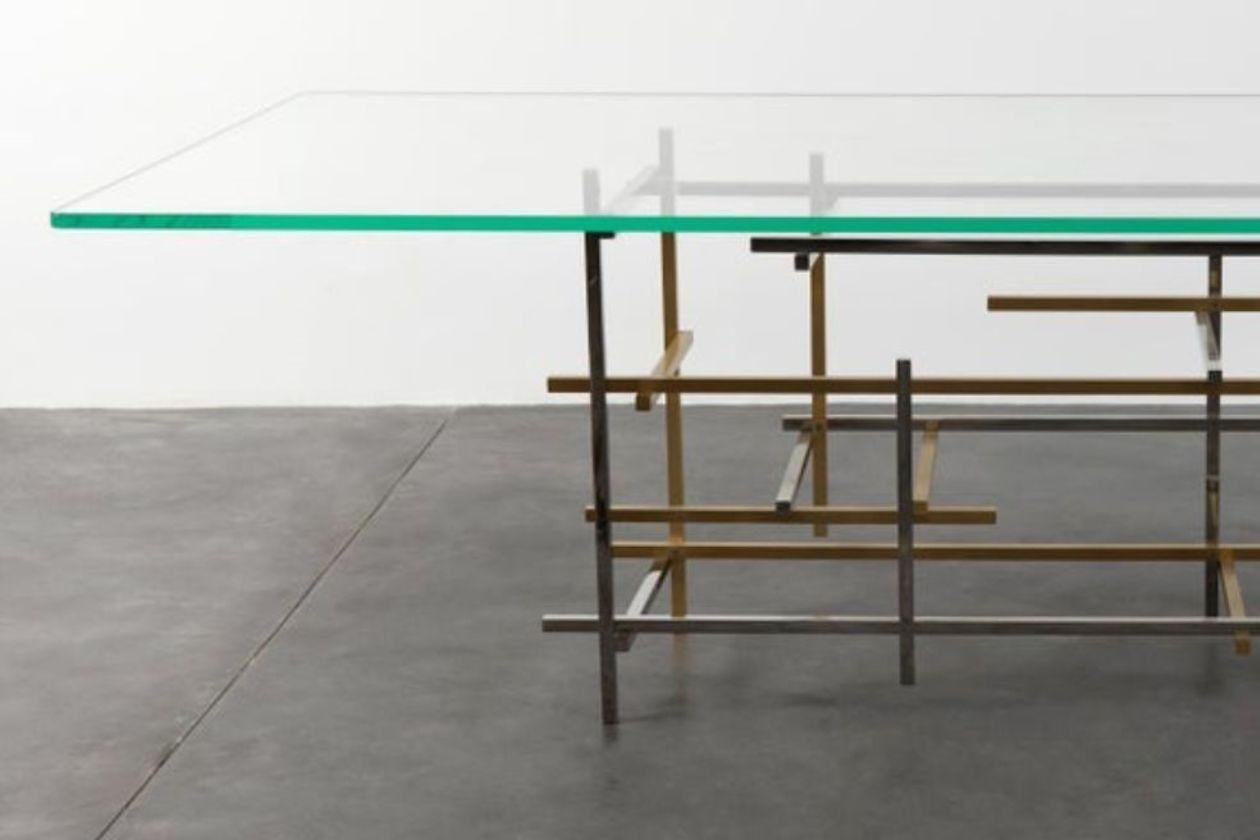 La table de salle à manger lustrée de la ligne Mikado, qui présente une base dynamique et un plateau transparent.
Par Georges Amatoury Studio, 2012.