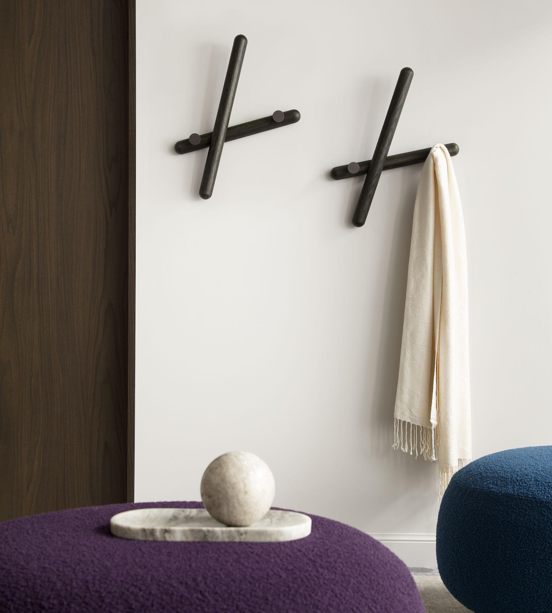Porte-manteau mural Mikado Laguna en Oak Oak par Morica Design
Dimensions : D 11 x L 40 x H 41 cm
MATERIAL : Chêne Laguna.

Disponible en noyer Canaletto, en chêne Laguna ou en bois de chêne. Veuillez nous contacter.

Porte-manteau mural composé