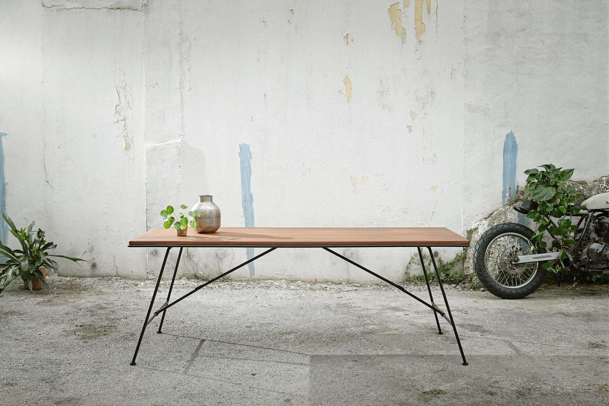 XXI secolo e contemporaneo Tavolo pieghevole Mikado Minimal, noce americano nero con struttura in acciaio nero in vendita