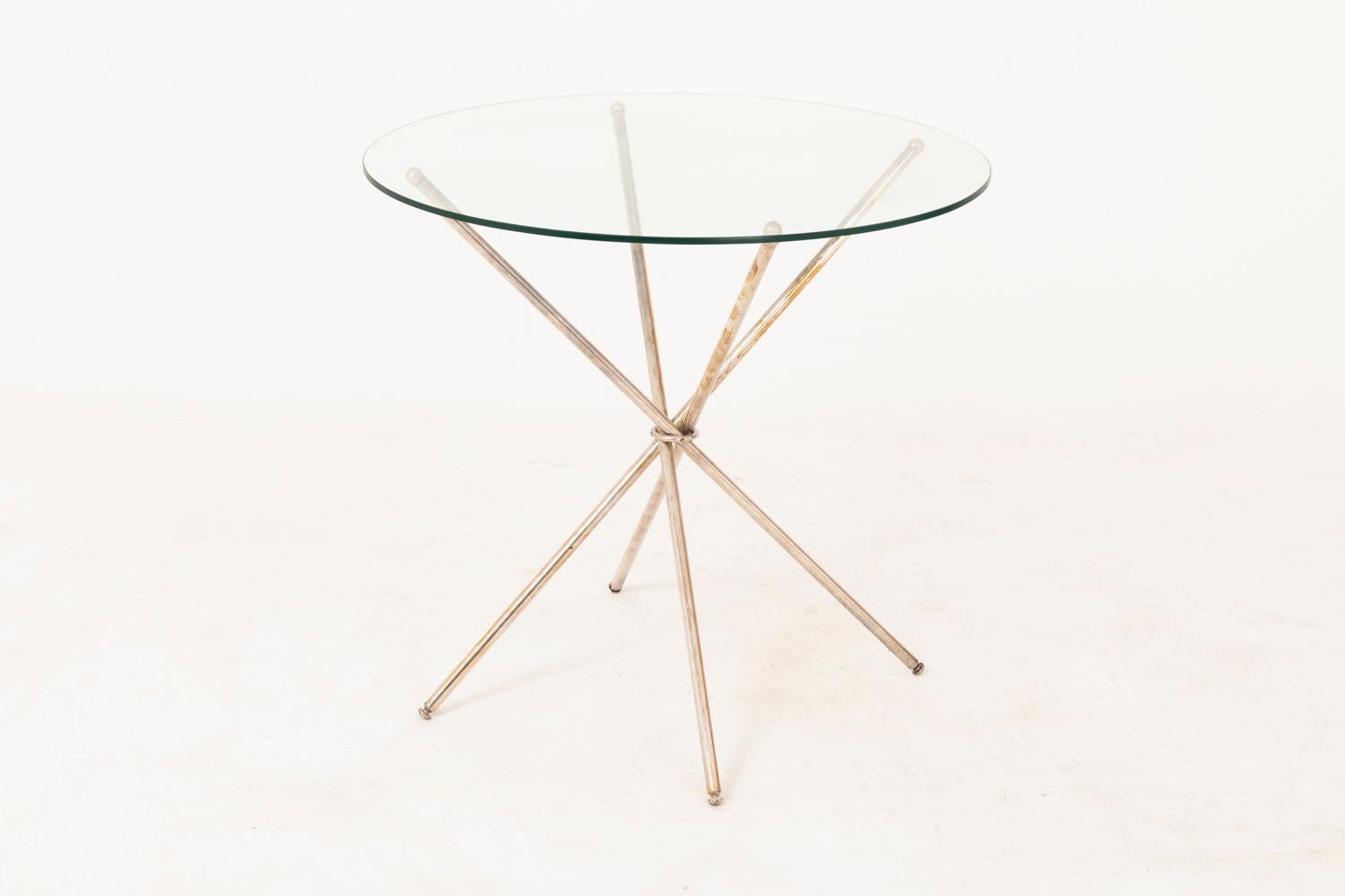 Mikado stand on silvered brass and glass. Legs composed by four sticks linked between them by a ring. Circular transparent glass tray.

Work realized in the 1980s.
  