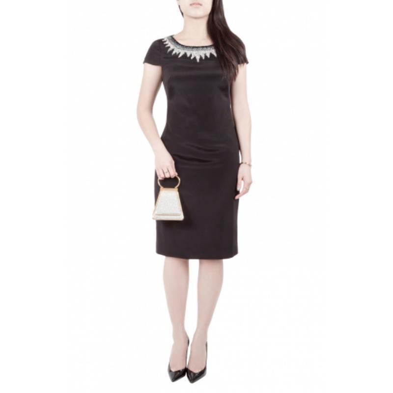 Kombinieren Sie dieses schwarze Kleid mit passenden Accessoires für einen tadellosen Look. Dieses aus Seide gefertigte Kleid ist die perfekte Balance zwischen purer Raffinesse und unübertroffenem Stil. Diese stilvolle und trendige Kreation von