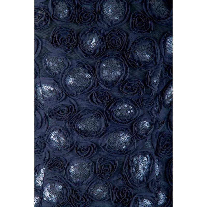 Dieses edle Kleid aus dem Hause Mikael Aghal besticht durch sein brillantes Design, das es zu einem Must-Have in Ihrem Kleiderschrank macht. Entscheiden Sie sich für dieses verträumte marineblaue Kleid, wenn Sie zu einer Abendveranstaltung gehen und