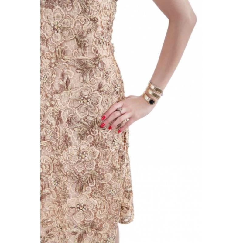 Comme cette robe de cocktail de Mikael Aghal est chic et élégante ! La robe en dentelle dorée présente une silhouette flatteuse. Elle présente un décolleté en V plongeant et de jolis ornements. Elle est dotée d'une fermeture zippée au dos et
