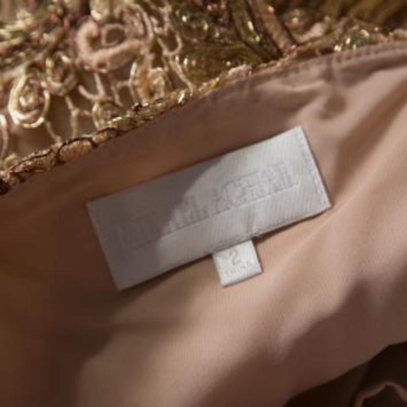 Mikael Aghal Robe de cocktail en dentelle ornée d'or S en vente 3