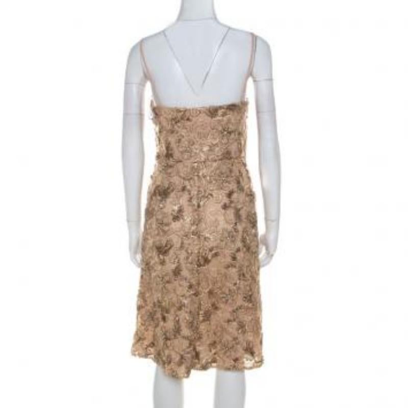 Mikael Aghal Robe de cocktail en dentelle ornée d'or S en vente 4