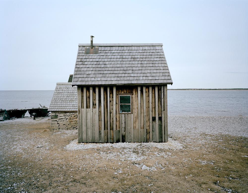 "Gotland", Farbfotografie einer verschneiten Landschaft von Mikael Lafontan.

Mikael Lafontan ist ein französisch-schwedischer Künstler, geboren 1968. Er lebt und arbeitet seit 20 Jahren in Paris. Die meisten Arbeiten von Mikael Lafontan behandeln