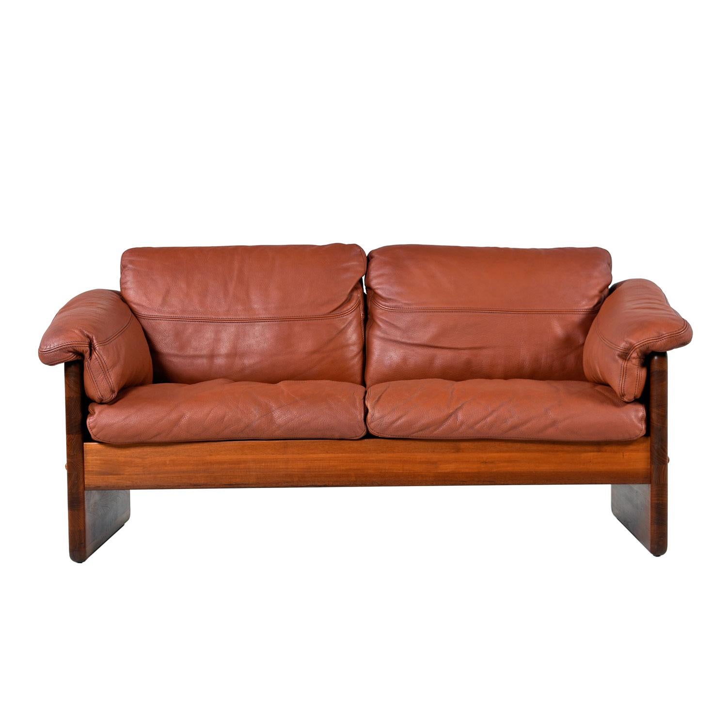 Dänisches Loveseat-Sofa aus massivem Teakholz in original cognacfarbenem Leder von Mikael Laursen (Moderne der Mitte des Jahrhunderts)