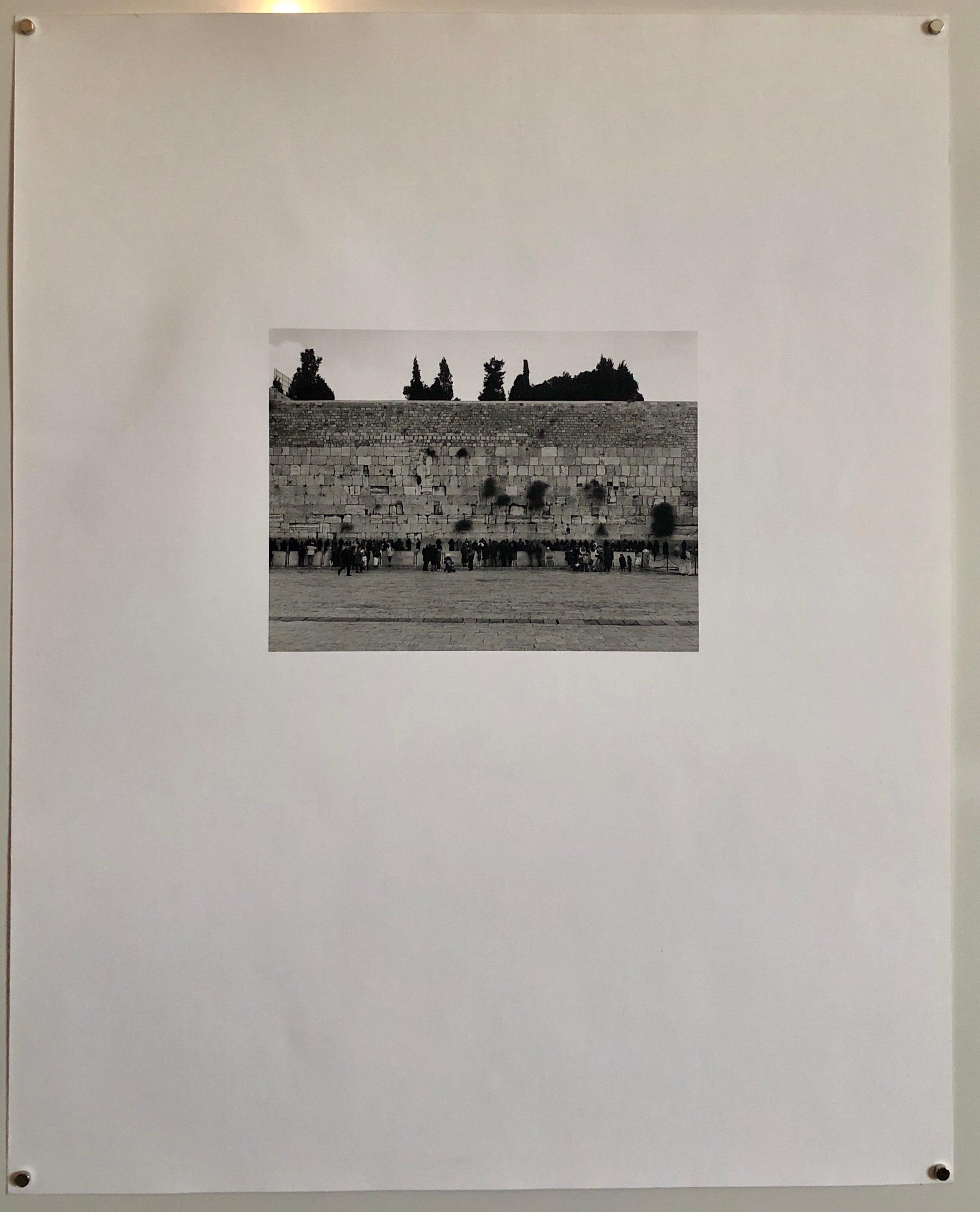 Photo prise en noir et blanc du Mur occidental (Mur des Lamentations) Kotel Hamaaravi à Jérusalem Israël. Signé à la main, daté et titré. Très petite édition de seulement 5 exemplaires.

Né à New York, Mikael Levin a grandi en Israël, aux États-Unis
