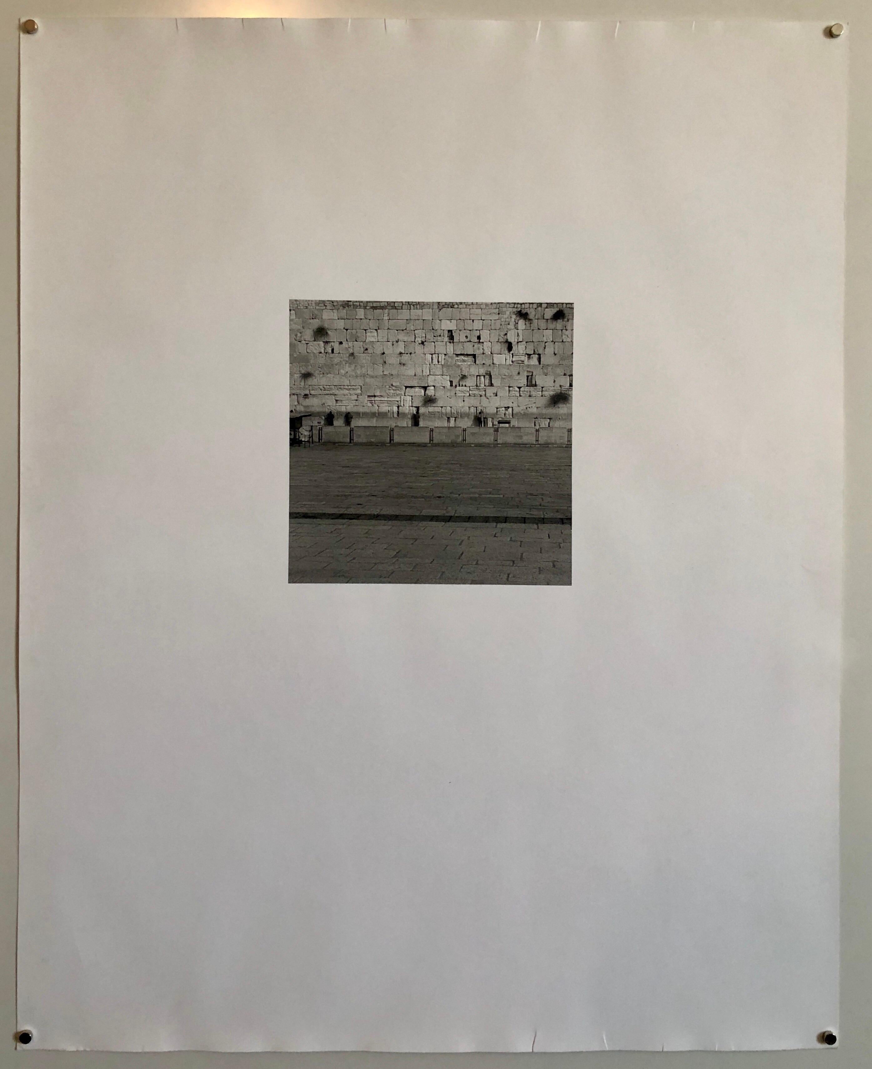 Photo prise en noir et blanc du Mur occidental (Mur des Lamentations) Kotel Hamaaravi à Jérusalem Israël. Signé à la main, daté et titré. Très petite édition de seulement 5 exemplaires. 

(Américano-israélien) Né à New York, Mikael Levin a grandi en