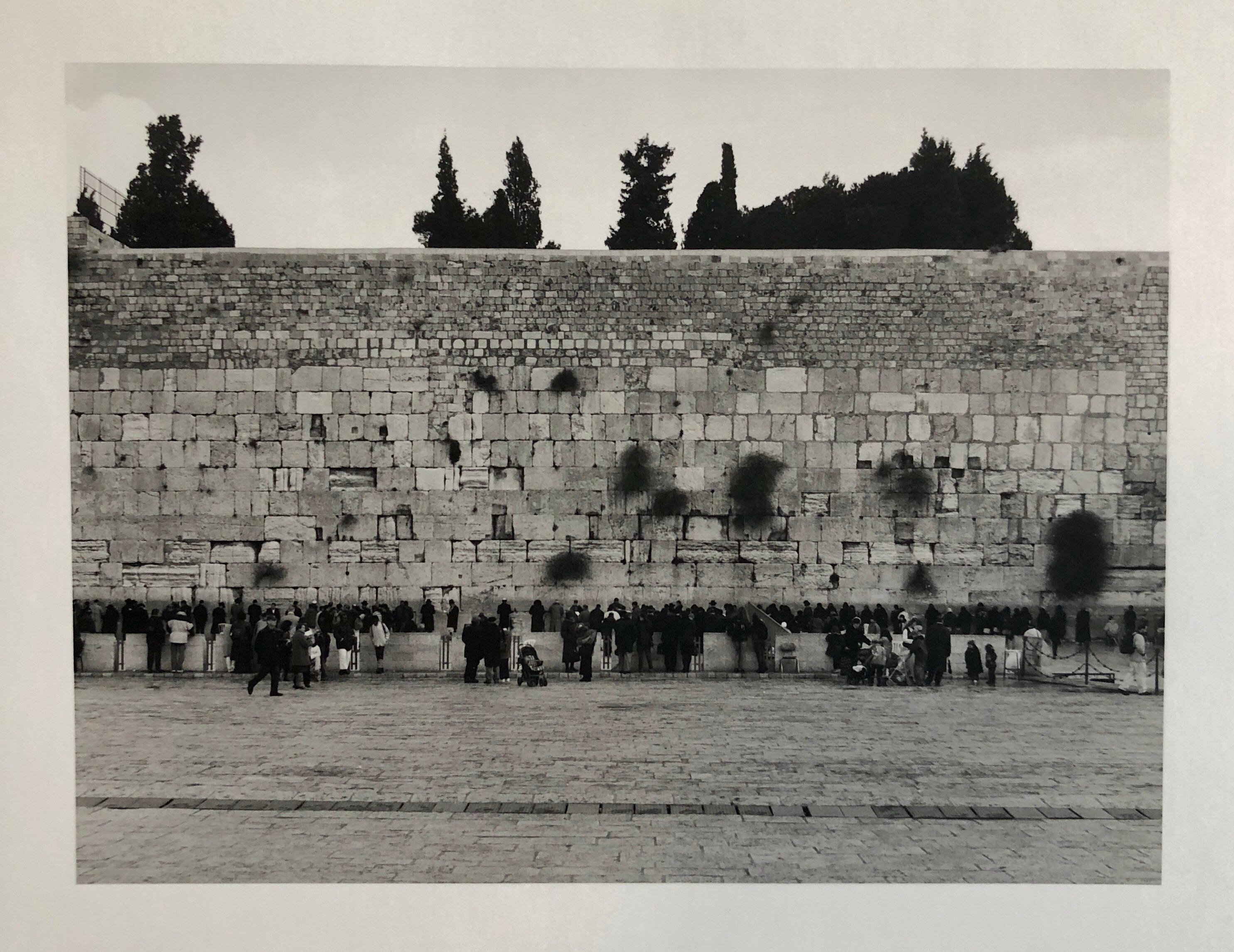 Mikael Levin Black and White Photograph – Jerusalem, Israel Western Wall Ed of 5 Vintage Silber Gelatinesilber Fotodruck Druck