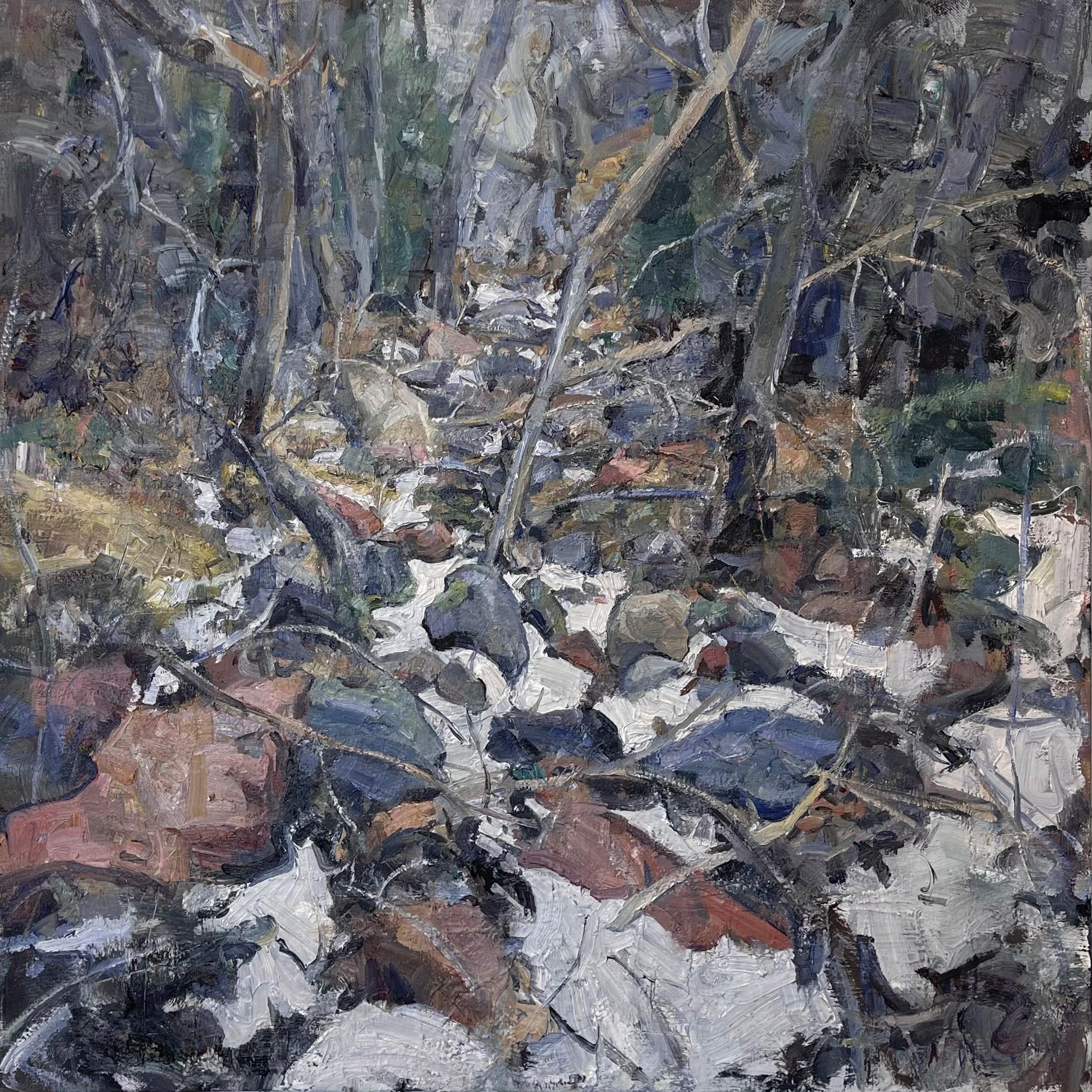 Mikael Olsons (USA) "Afternoon in a Gully" (2023) ist ein originales, handgefertigtes Ölgemälde, das einen Blick in die Natur des tiefen Waldes zeigt, in dem Äste und Bodendecker jeden Weg versperren. Der geschmolzene Schnee liegt überall auf dem