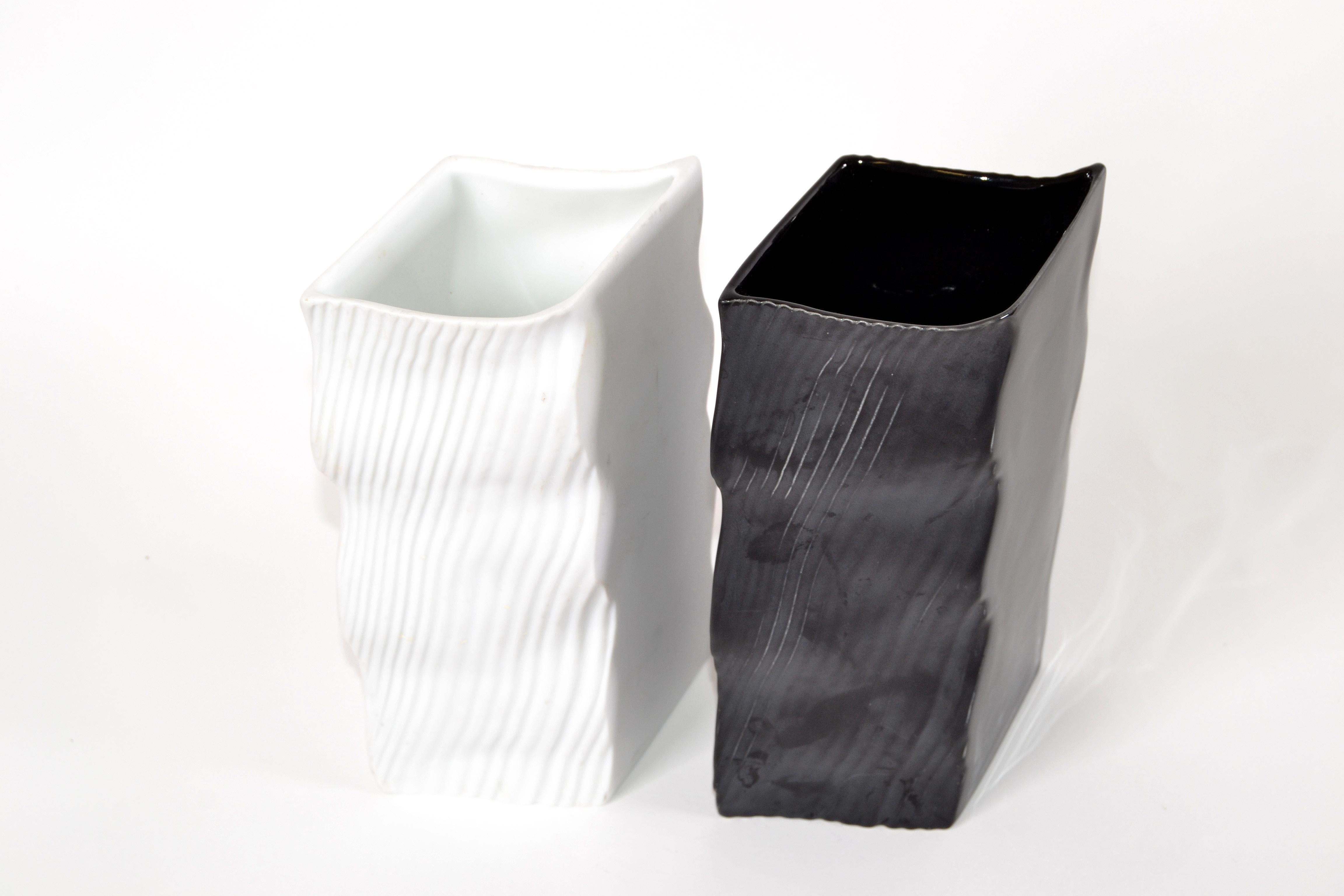 Set di 2 vasi Mikasa Japan in ceramica bianca e nera con design a onde Mid-Century Modern.
Etichetta originale alla base.

A-794-335