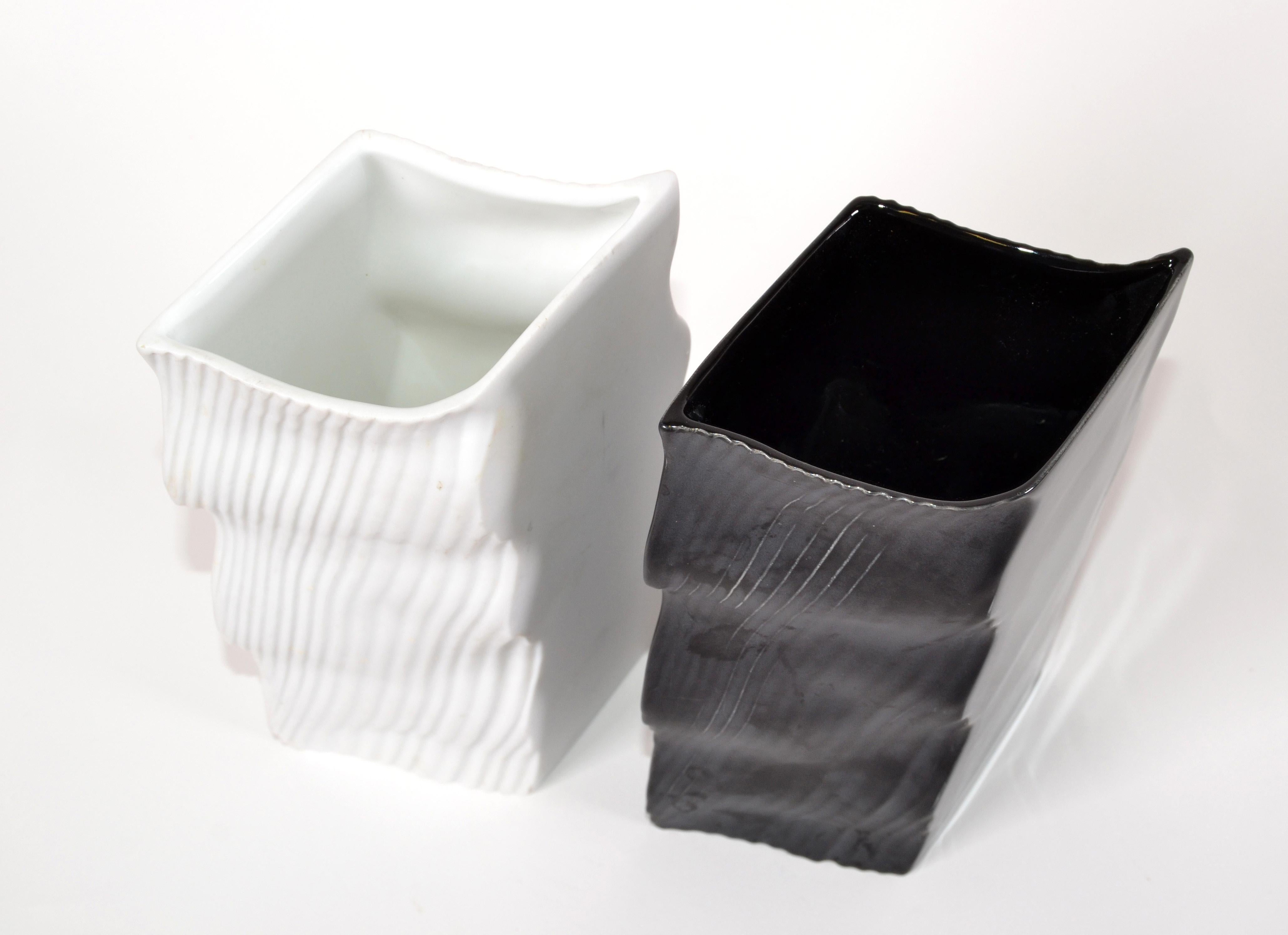 Giapponese Mikasa Japan Vasi in ceramica bianca e nera Wave Mid-Century Modern, Set di 2 in vendita