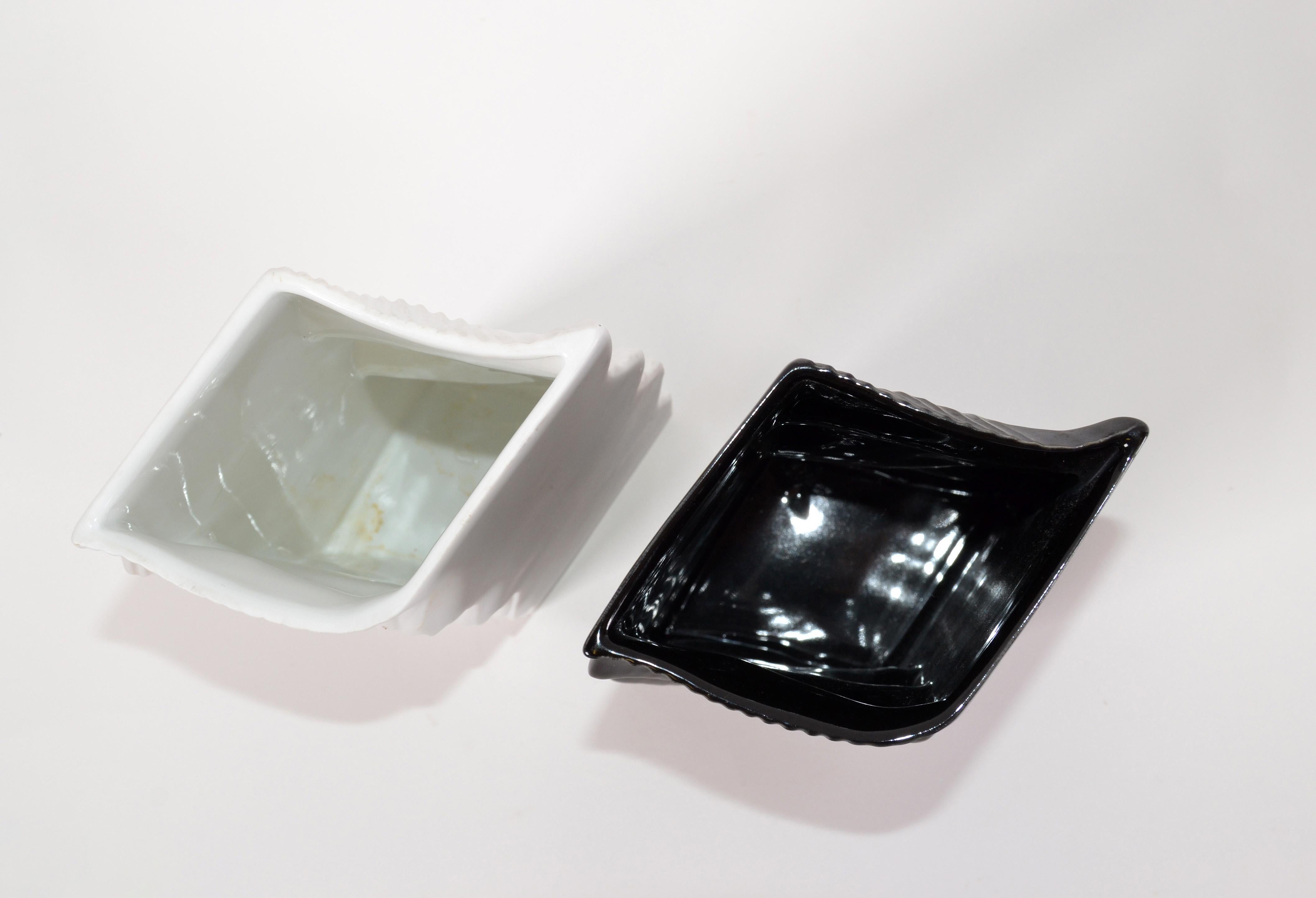 Ceramica Mikasa Japan Vasi in ceramica bianca e nera Wave Mid-Century Modern, Set di 2 in vendita