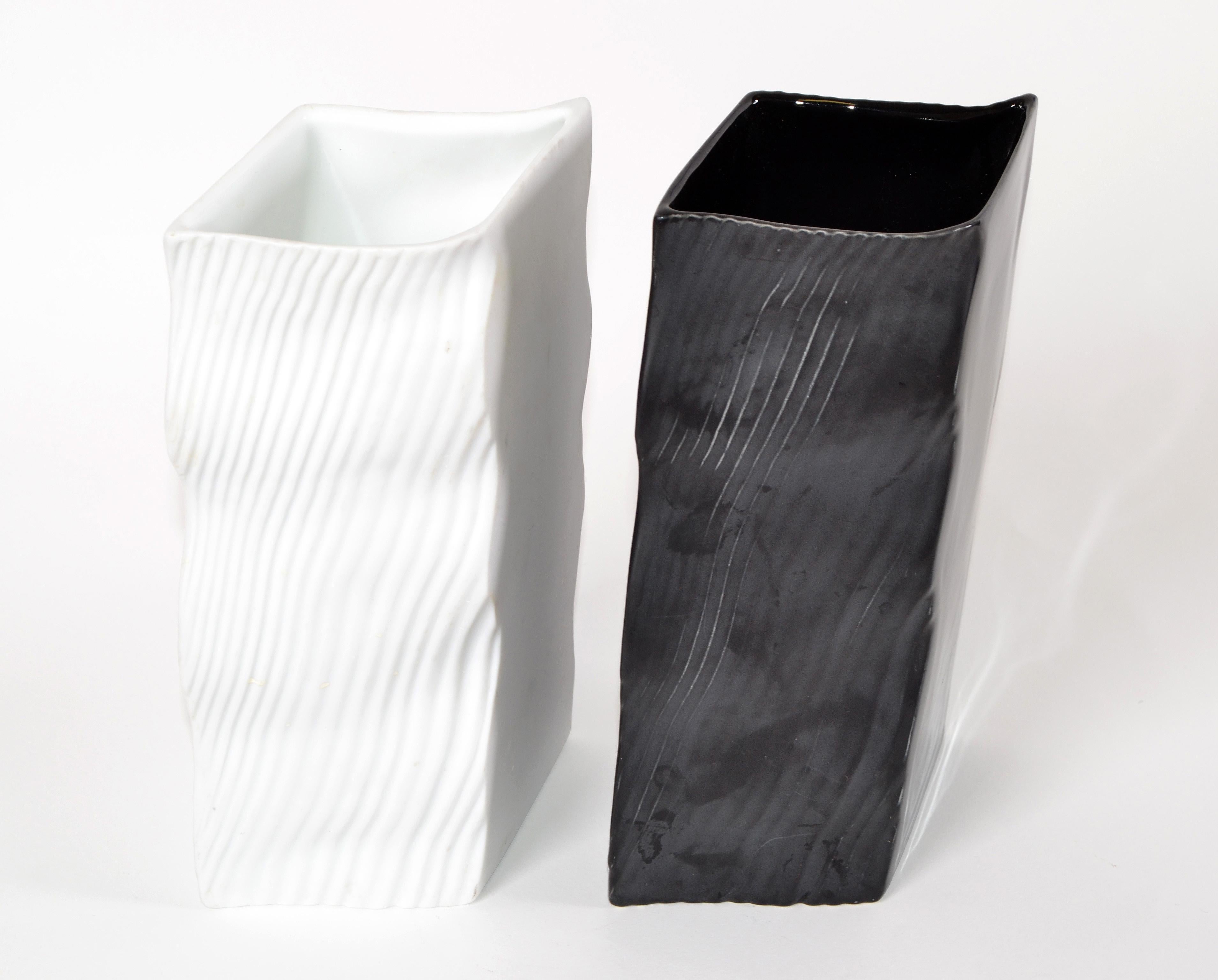 Mikasa Japan Vasi in ceramica bianca e nera Wave Mid-Century Modern, Set di 2 in vendita 1