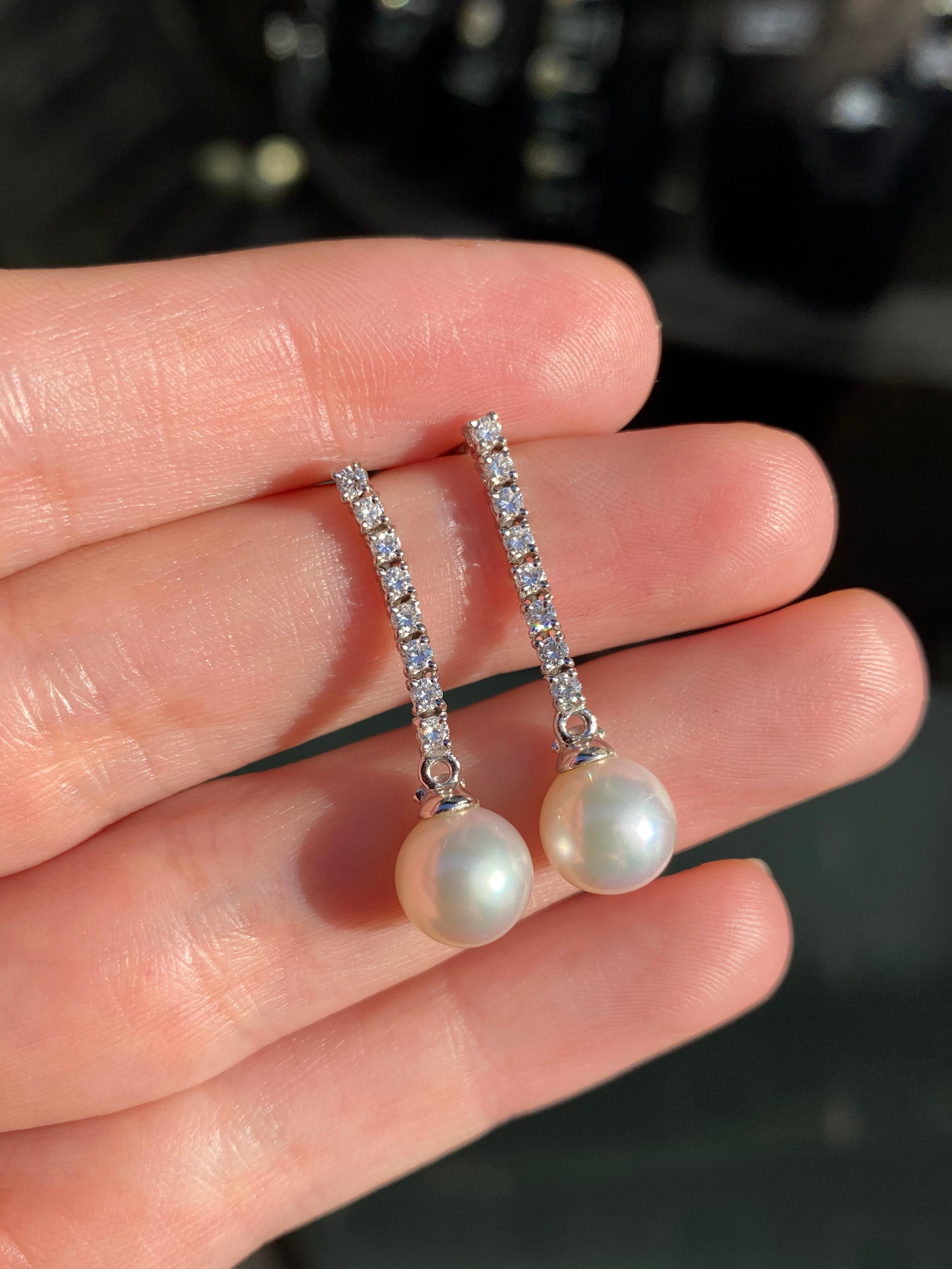 Moderno Orecchini pendenti in oro bianco 18 carati con perle coltivate e diamanti della linea Mikawa in vendita