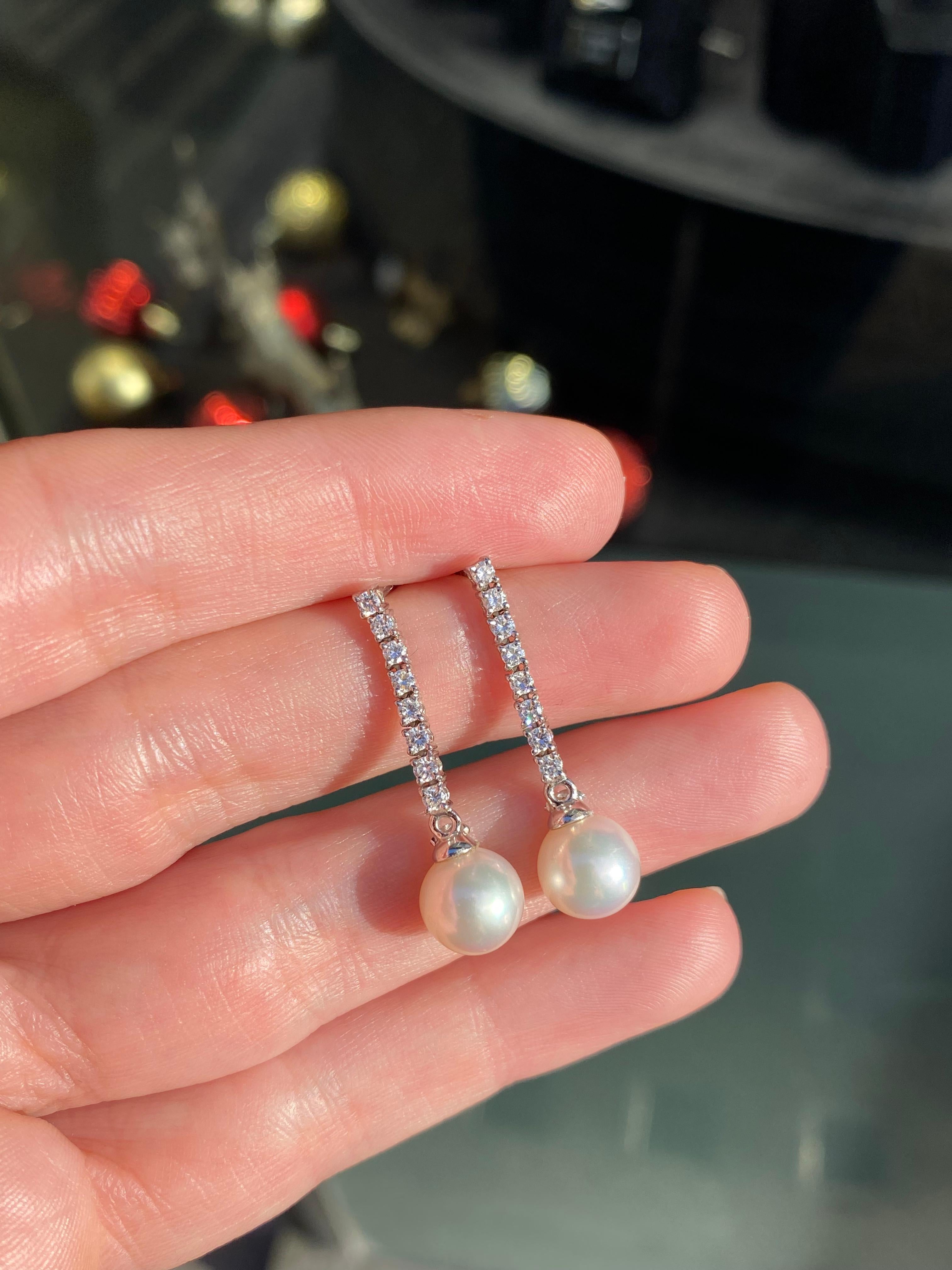 Taglio brillante Orecchini pendenti in oro bianco 18 carati con perle coltivate e diamanti della linea Mikawa in vendita