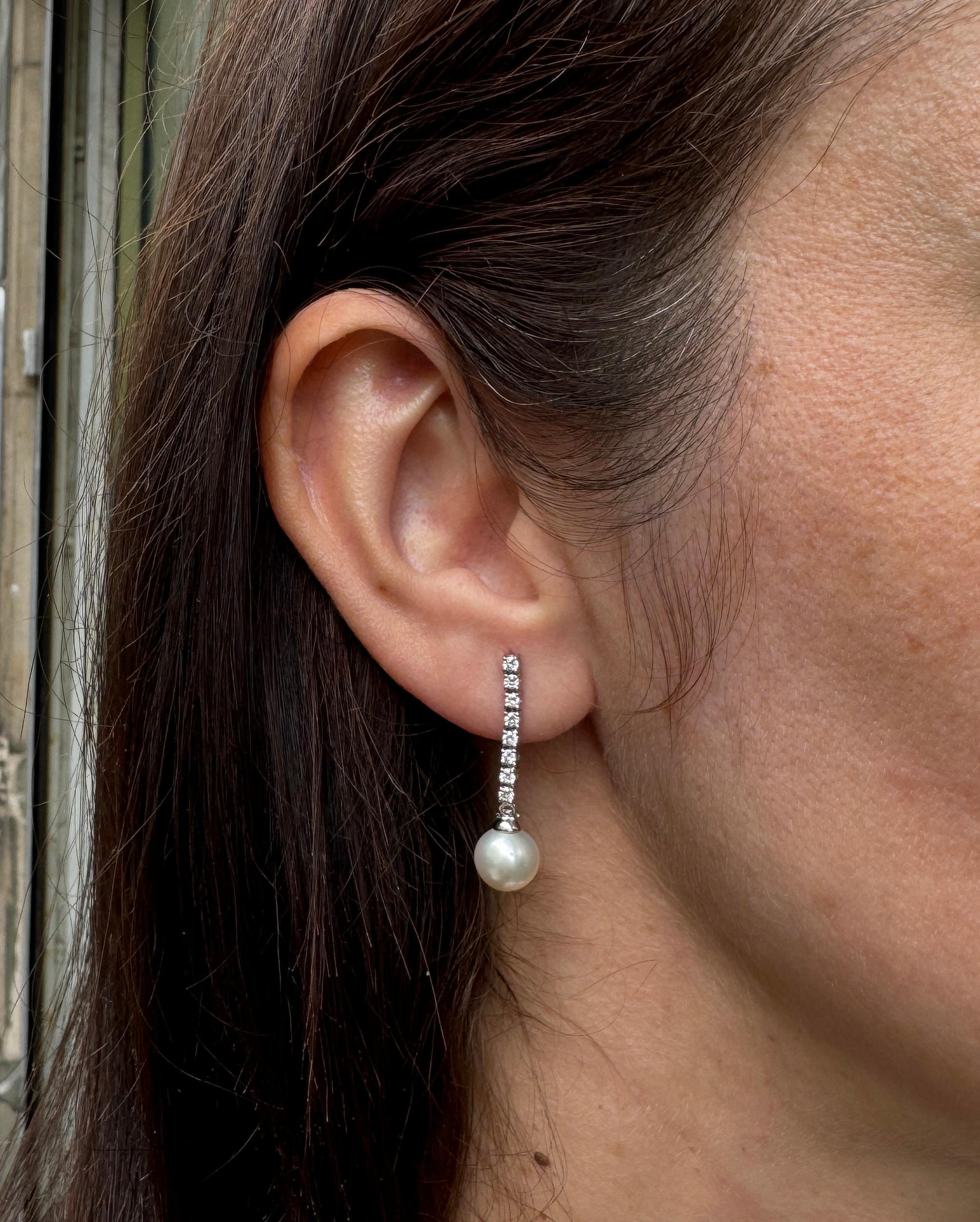 Donna Orecchini pendenti in oro bianco 18 carati con perle coltivate e diamanti della linea Mikawa in vendita