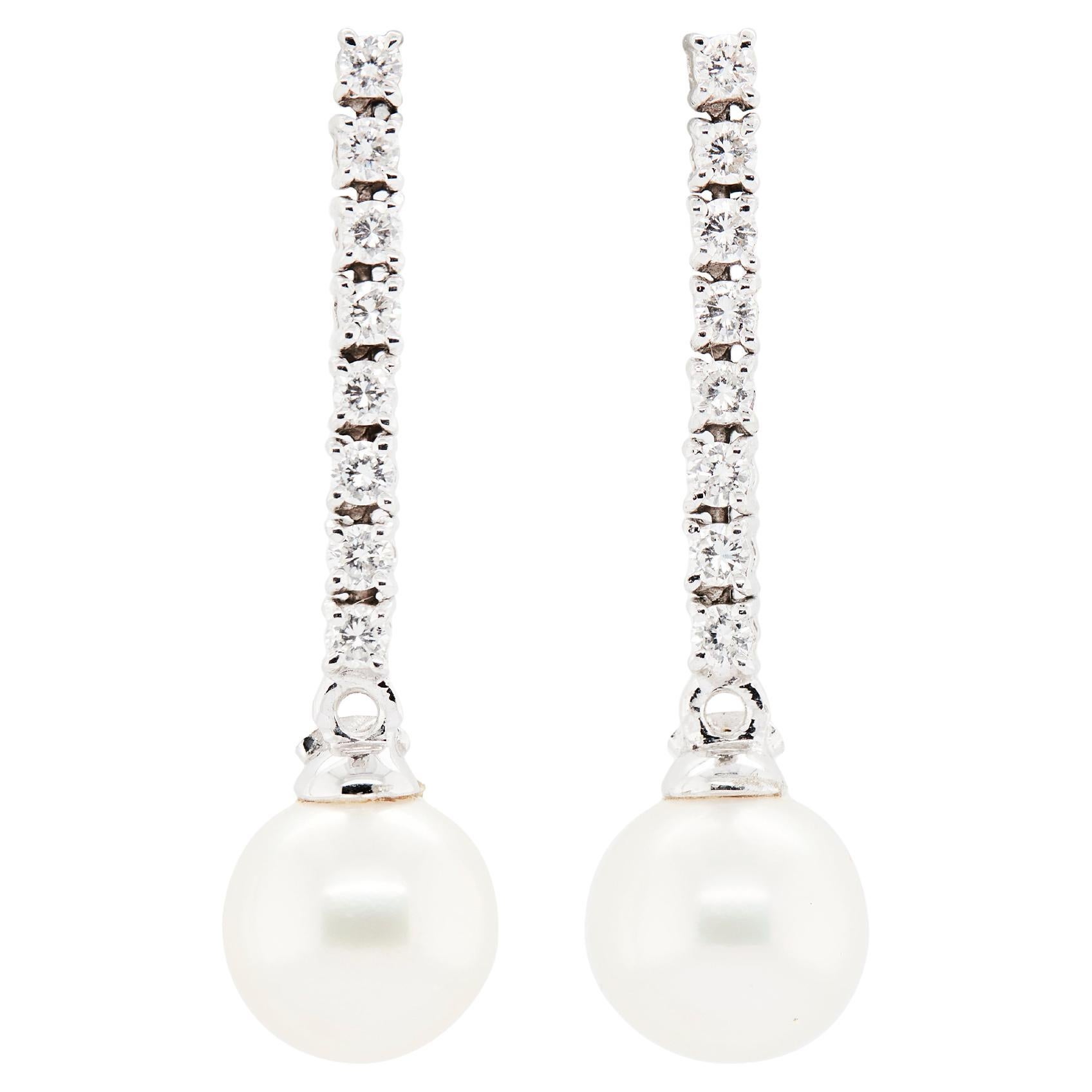 Orecchini pendenti in oro bianco 18 carati con perle coltivate e diamanti della linea Mikawa