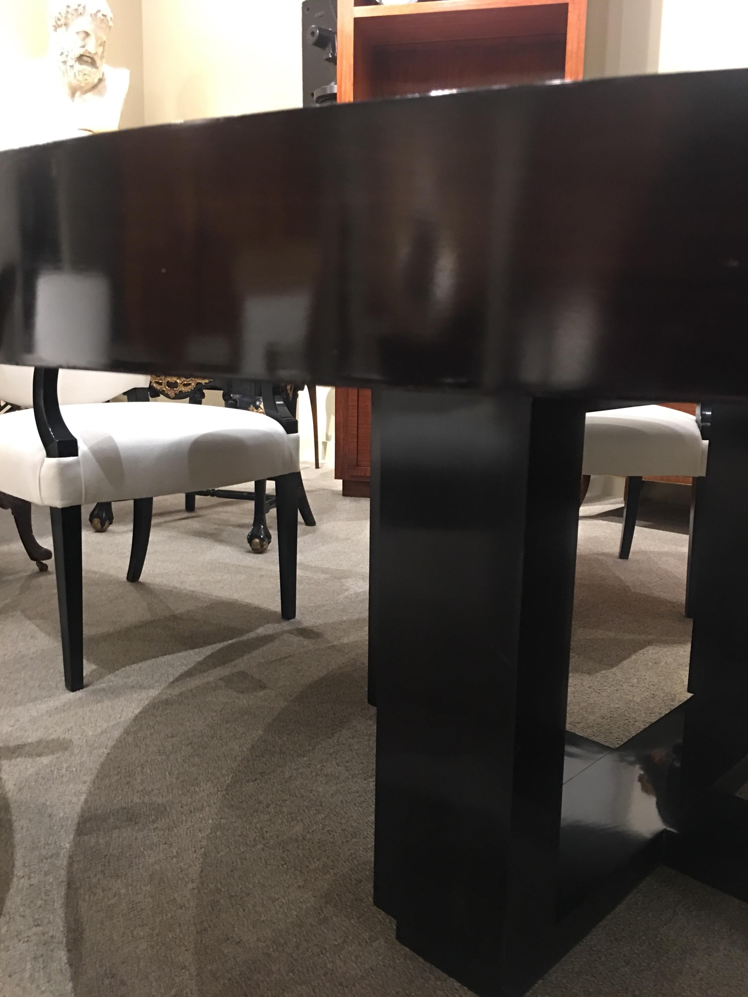 This round table features the sleek design of Mike Bell's Contemporary Line. Unlike the rectangular counterpart, this table visually reminds us of a circular pond. The table surface has been 