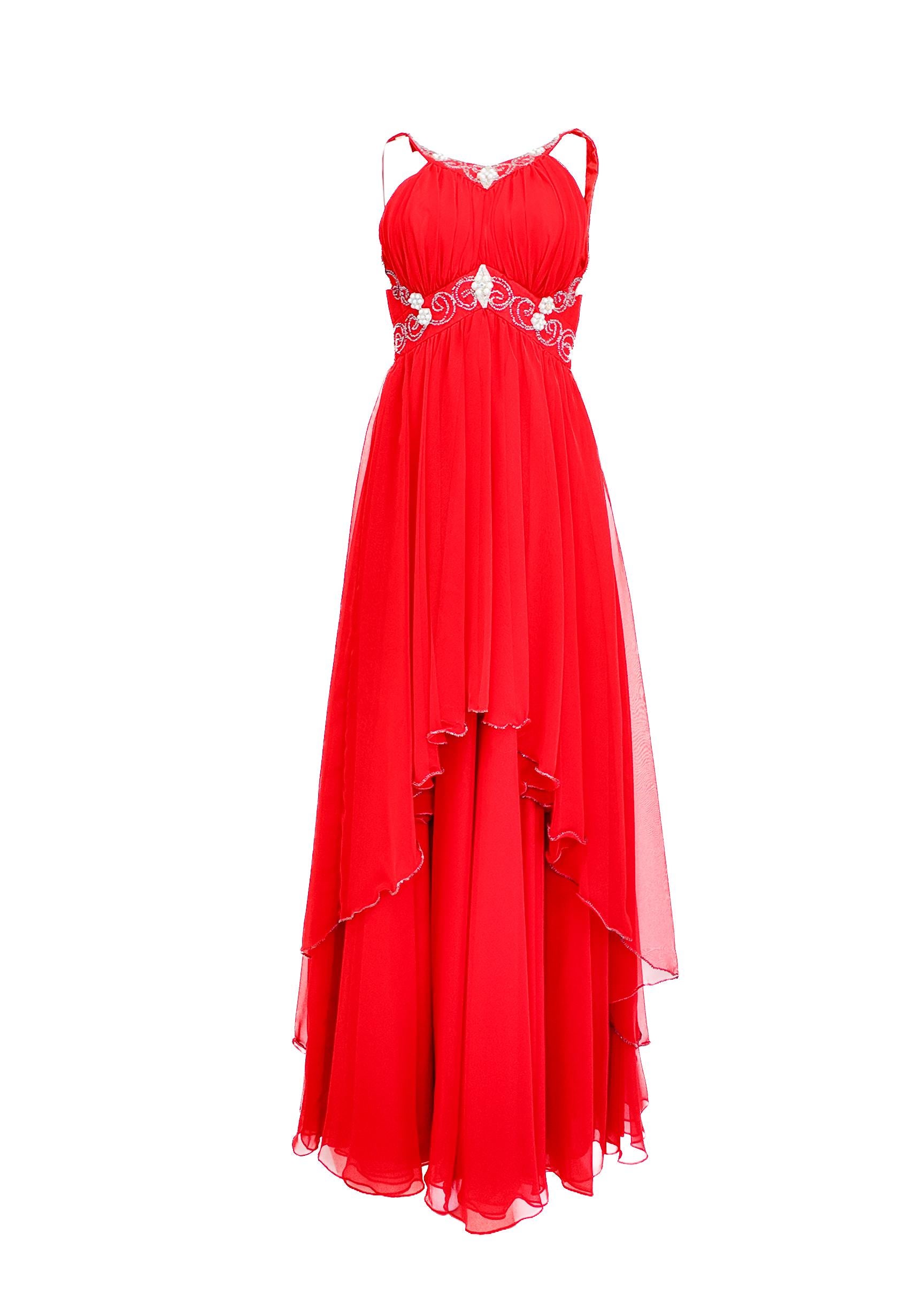 Cette remarquable robe de 1960, signée Mike Benet, se caractérise par un tissu rouge cerise vibrant qui attire l'attention. Des perles et des ornements soulignent délicatement le décolleté et le dessous de poitrine, ajoutant un glamour raffiné aux
