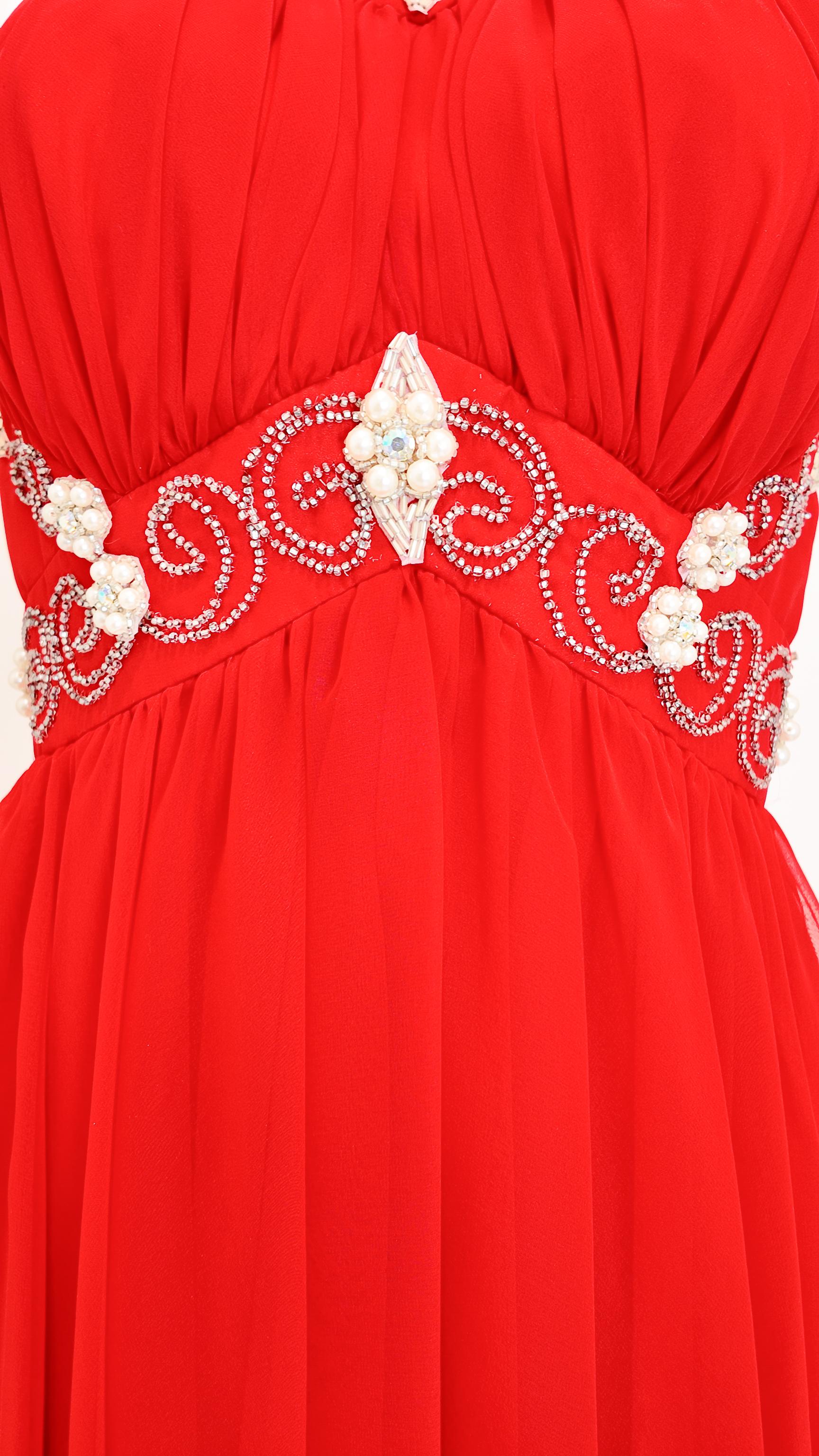 Rouge MIKE BENET 1960 - Robe rouge avec perles et ornements en perles en vente