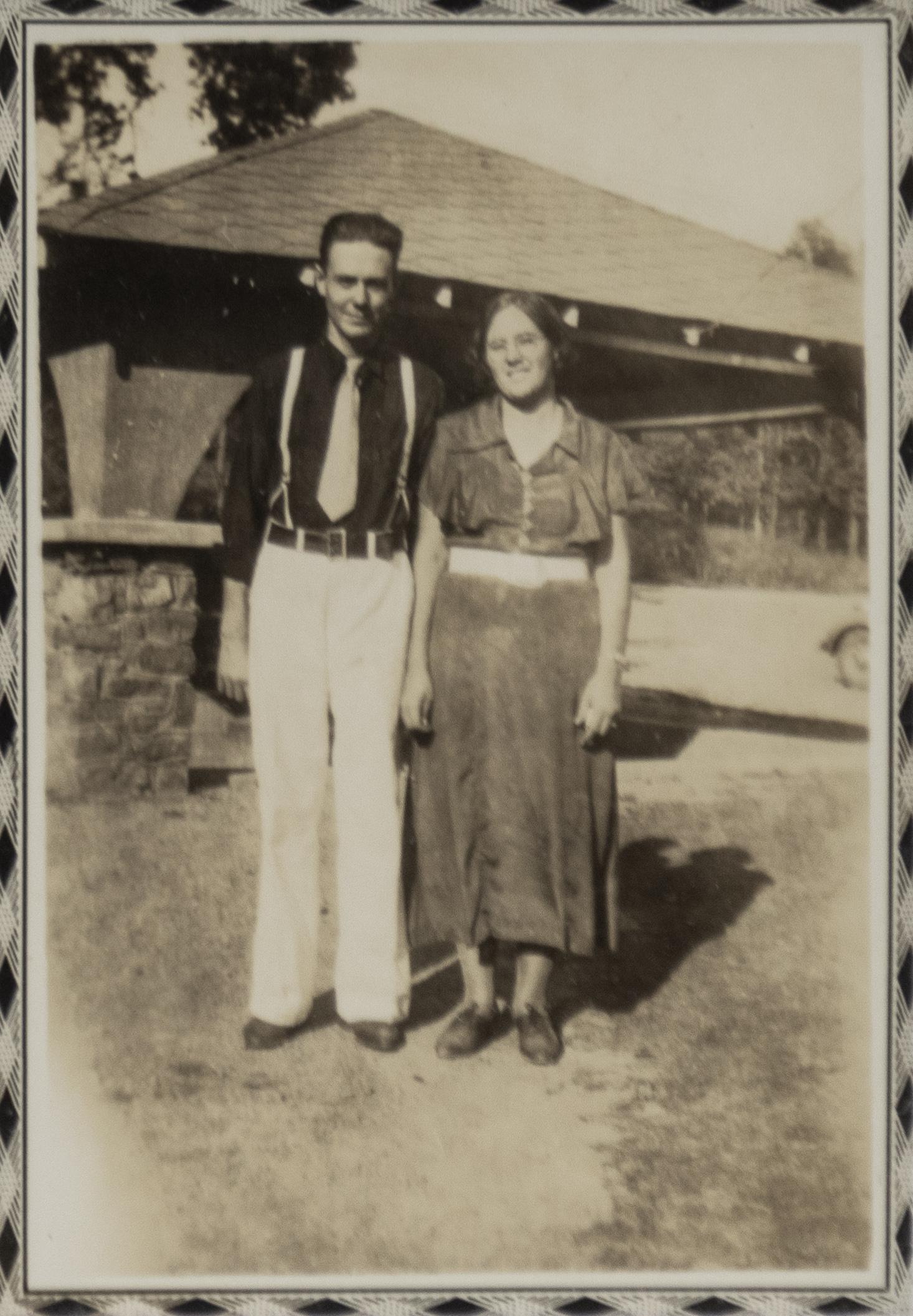 Pareja, antigua impresión por contacto en gelatina de plata de Mike Disfarmer

Pareja
c. 1940

Huella de contacto en gelatina de plata vintage

3,25 x 2,25 pulgadas