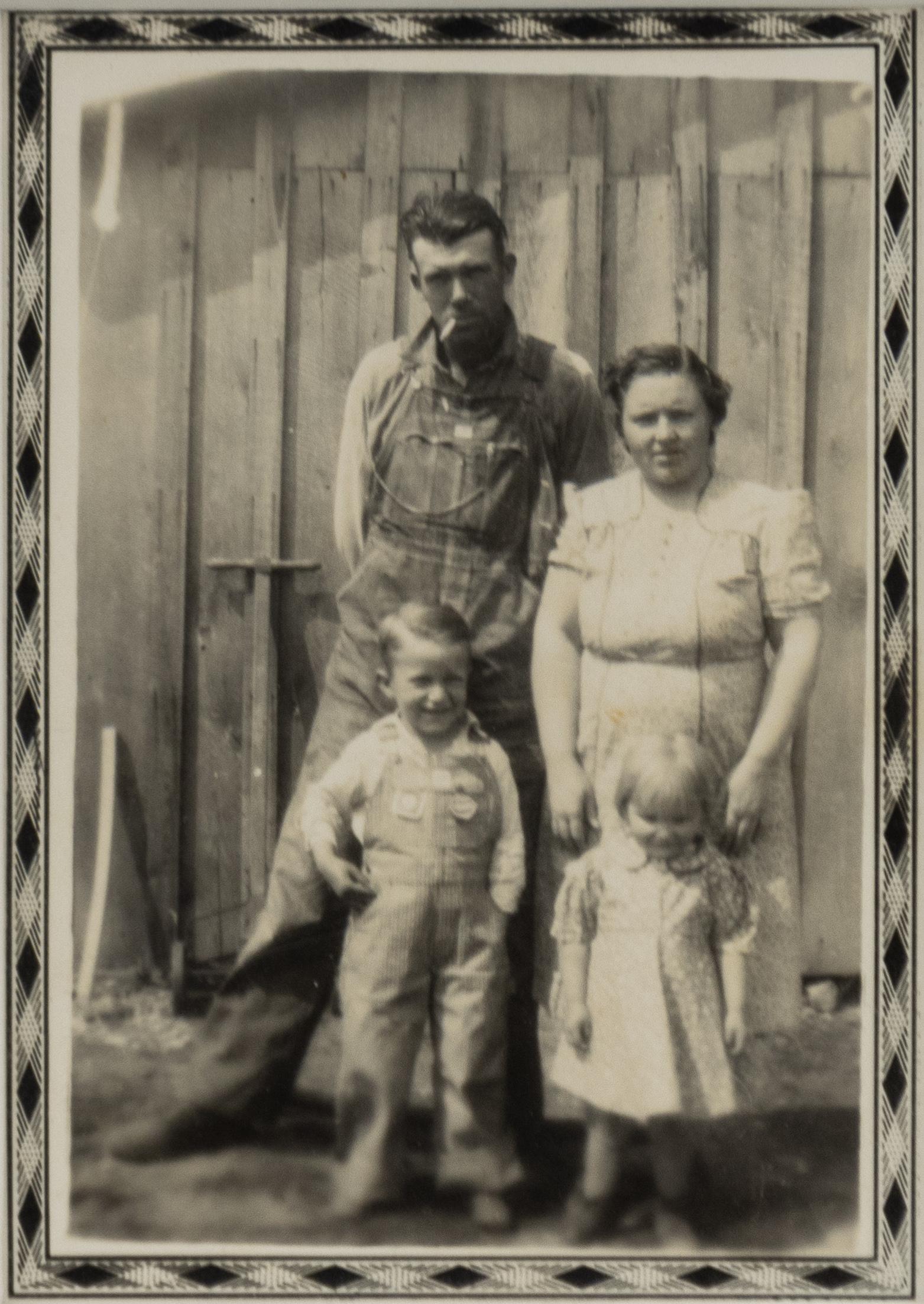 Famiglia, stampa vintage alla gelatina d'argento a contatto di Mike Disfarmer in vendita 3