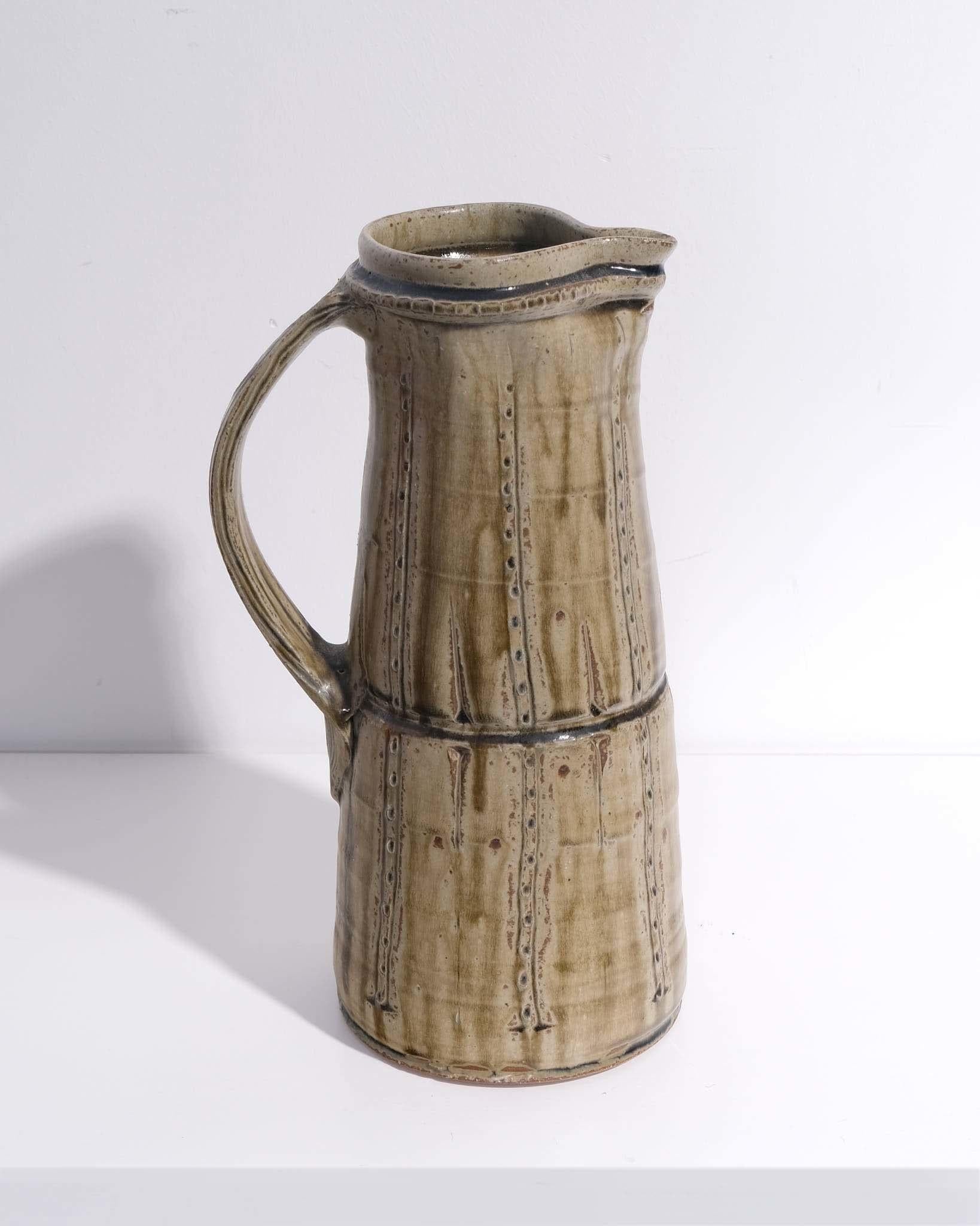 Grès cendré émaillé avec lignes et points incisés 
H34 cm
