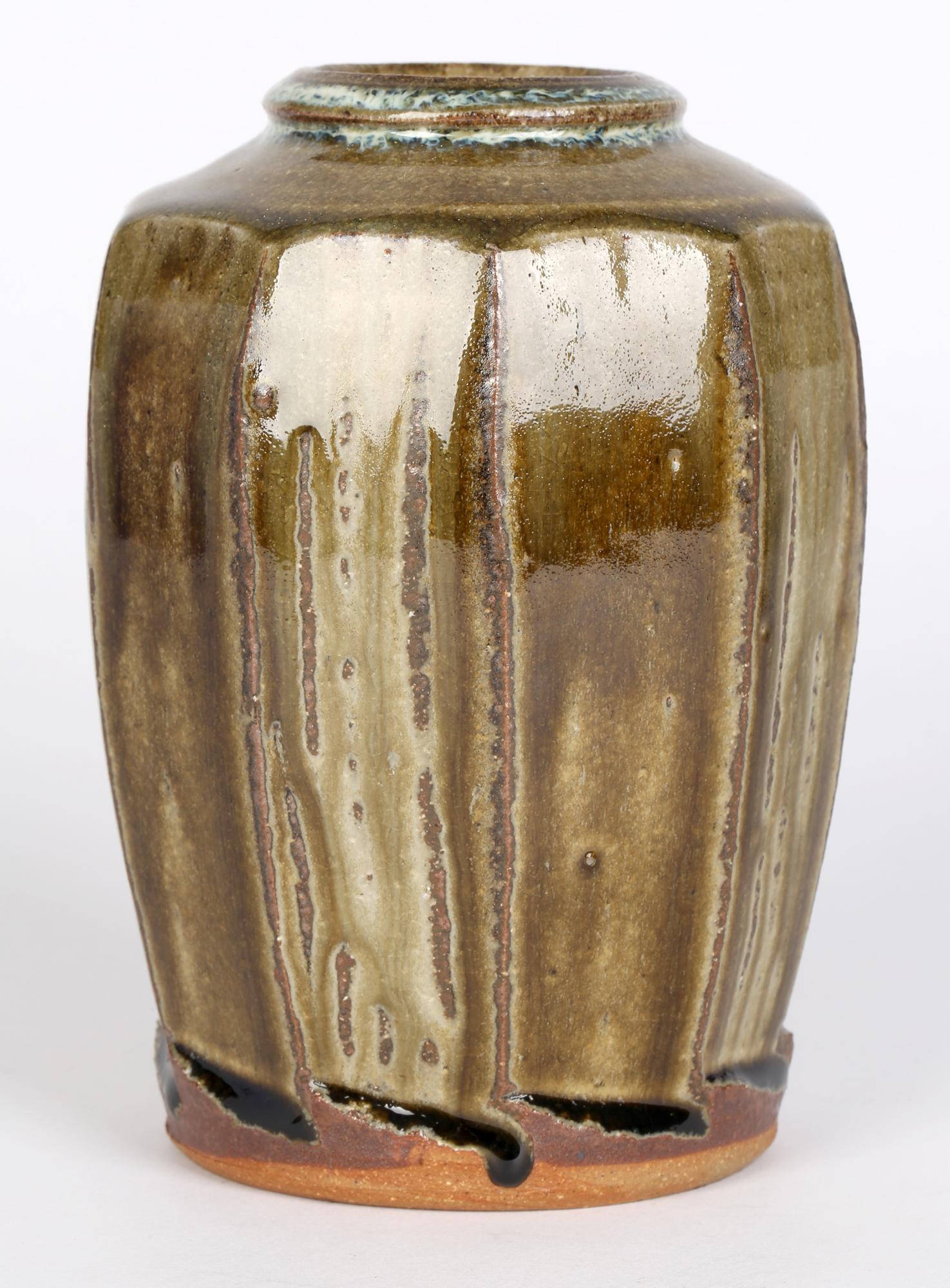 Anglais Vase en grès émaillé vert Mike Dodd Studio Pottery en vente
