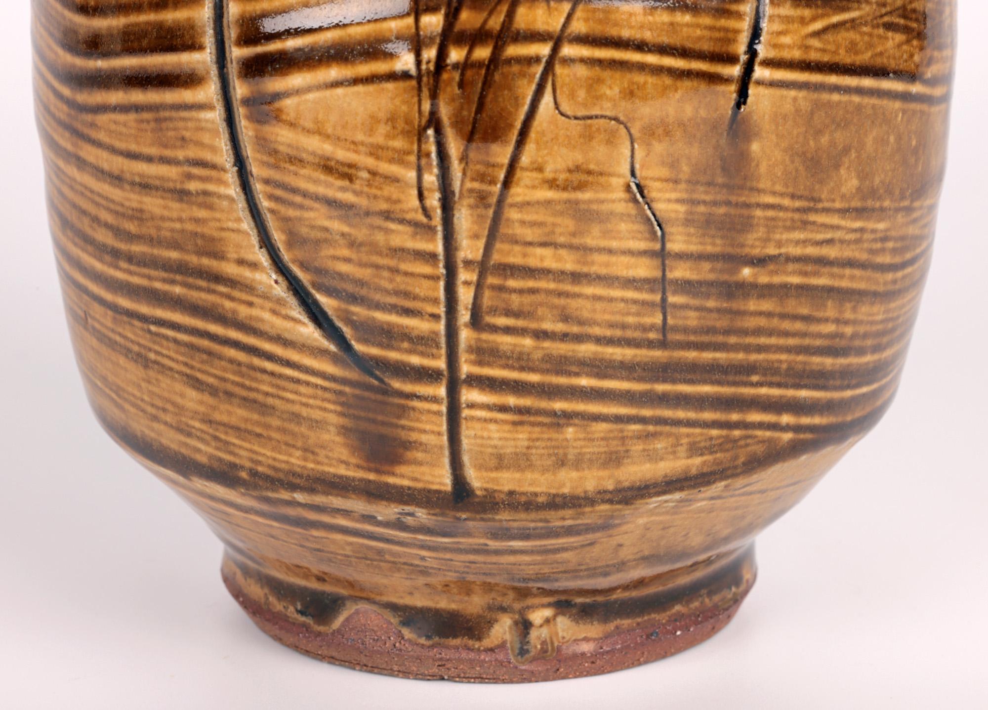 Anglais Mike Dodd Studio Pottery Vase en frêne émaillé avec graminées en semis en vente