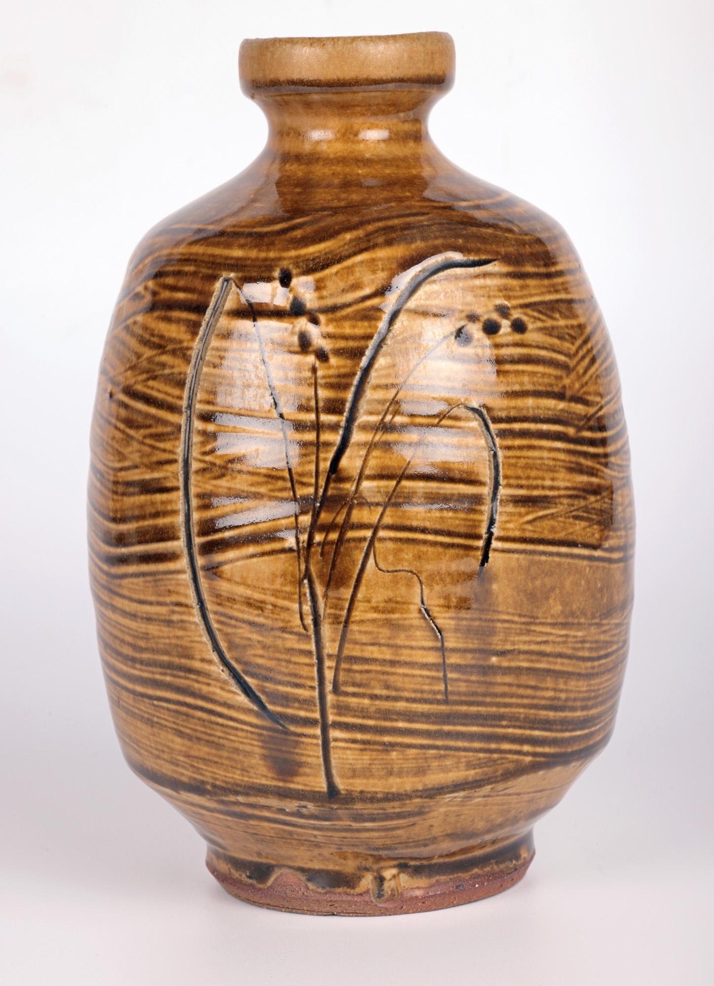 Vernissé Mike Dodd Studio Pottery Vase en frêne émaillé avec graminées en semis en vente