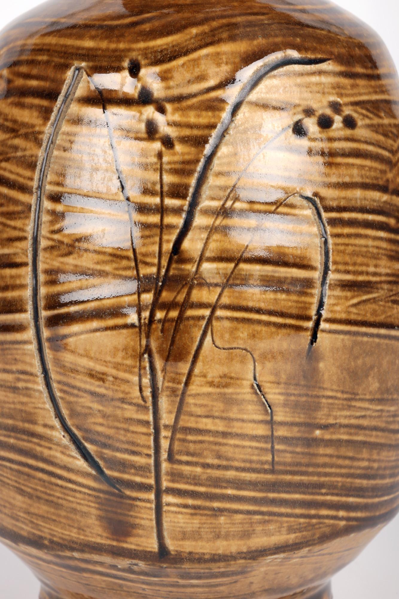 Mike Dodd Studio Pottery, glasierte Aschenbecher-Vase mit Seeding-Gras (20. Jahrhundert) im Angebot