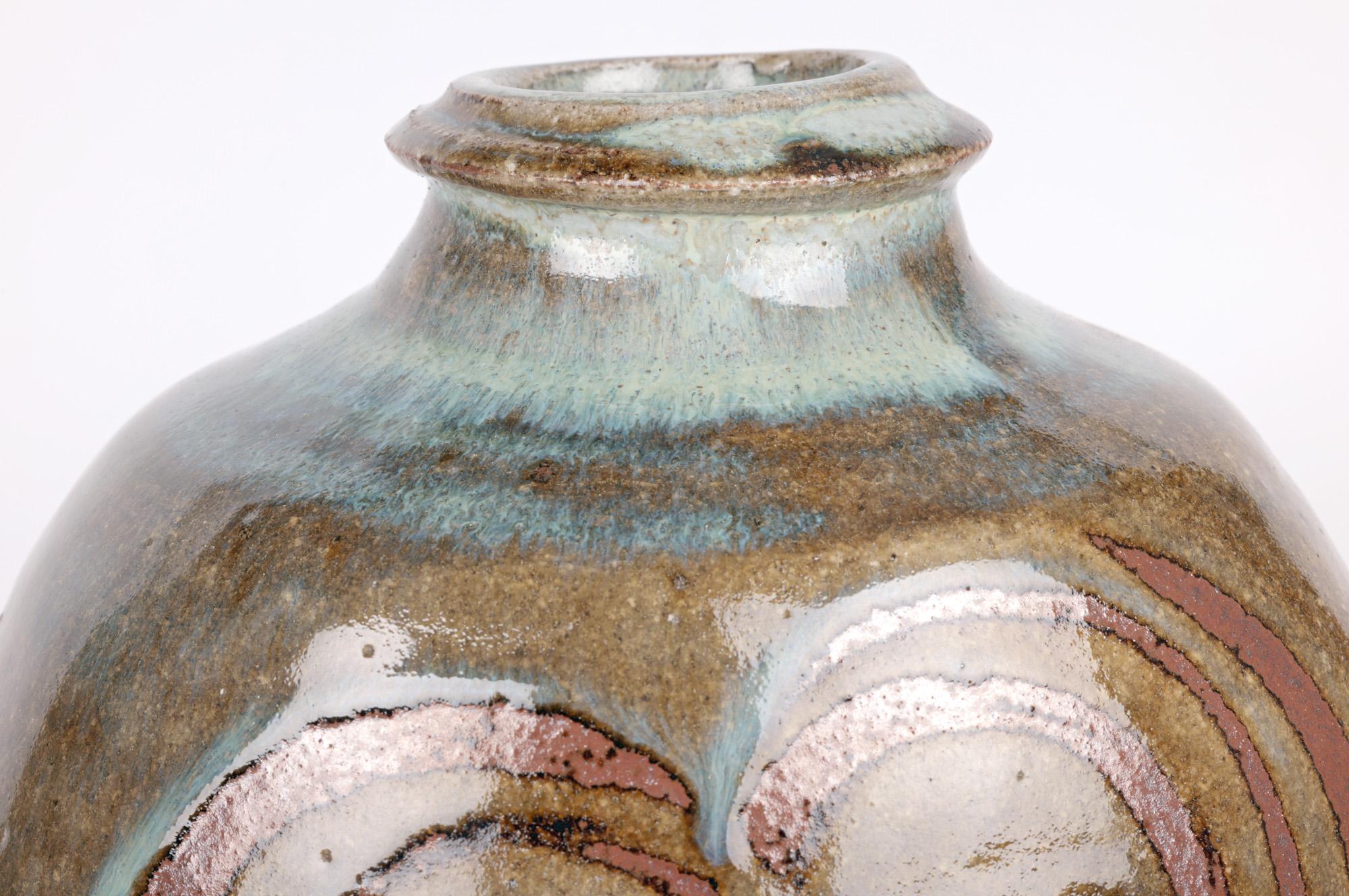 Un grand et élégant vase en poterie de studio à glaçure cendrée, décoré d'un motif d'arbre stylisé par le célèbre potier Mike Dodd (Britannique, né en 1943) et datant de la fin du 20e siècle. Le vase en grès très travaillé repose sur un étroit pied