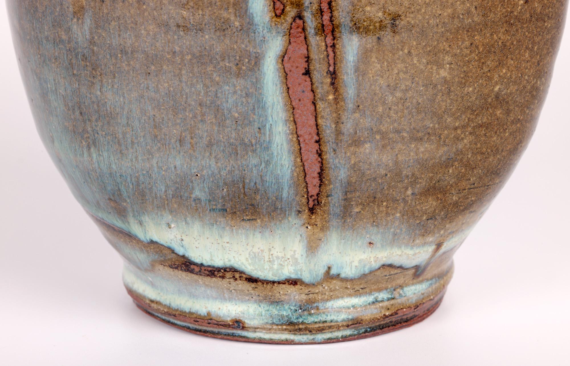 Anglais Vase en poterie Mike Dodd Studio avec motif d'arbre stylisé en vente