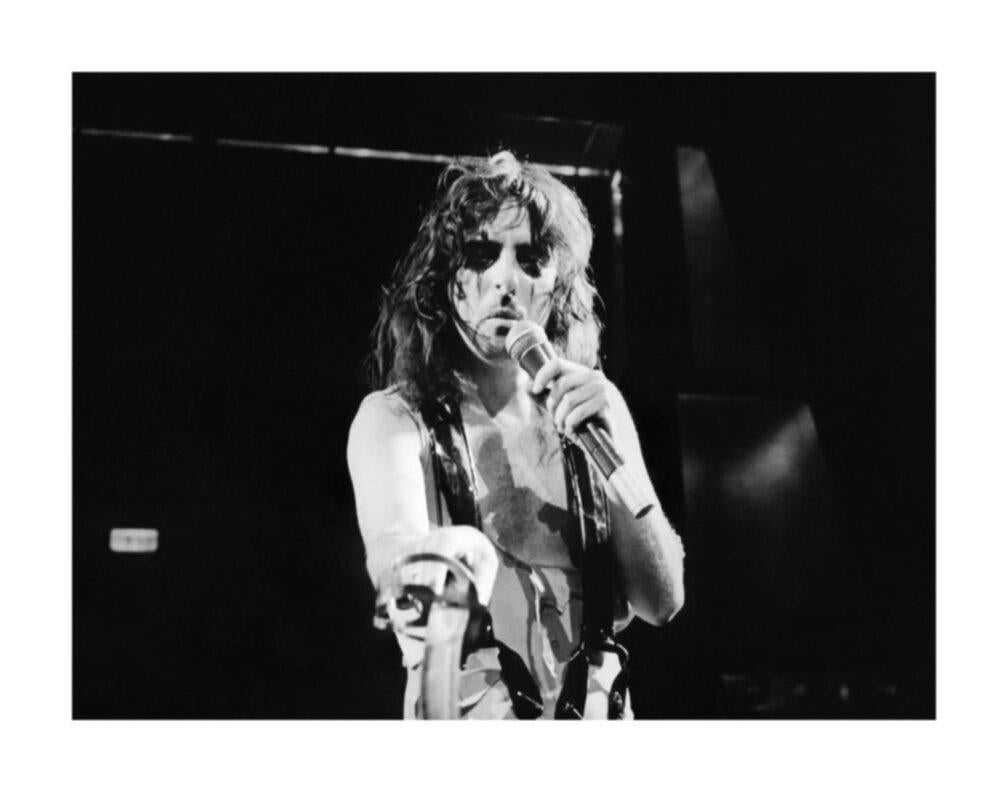 Mike Gray Black and White Photograph – Alice Cooper bei einem Konzert