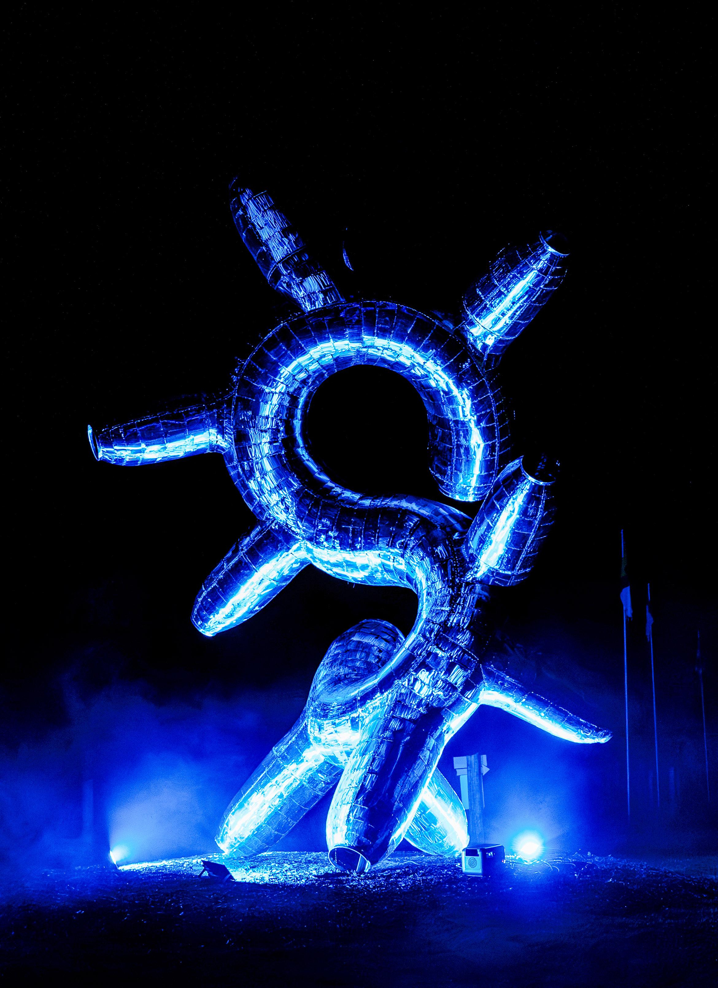 Reflection - hohe, monumentale, zeitgenössische, abstrakte Skulptur aus Edelstahl