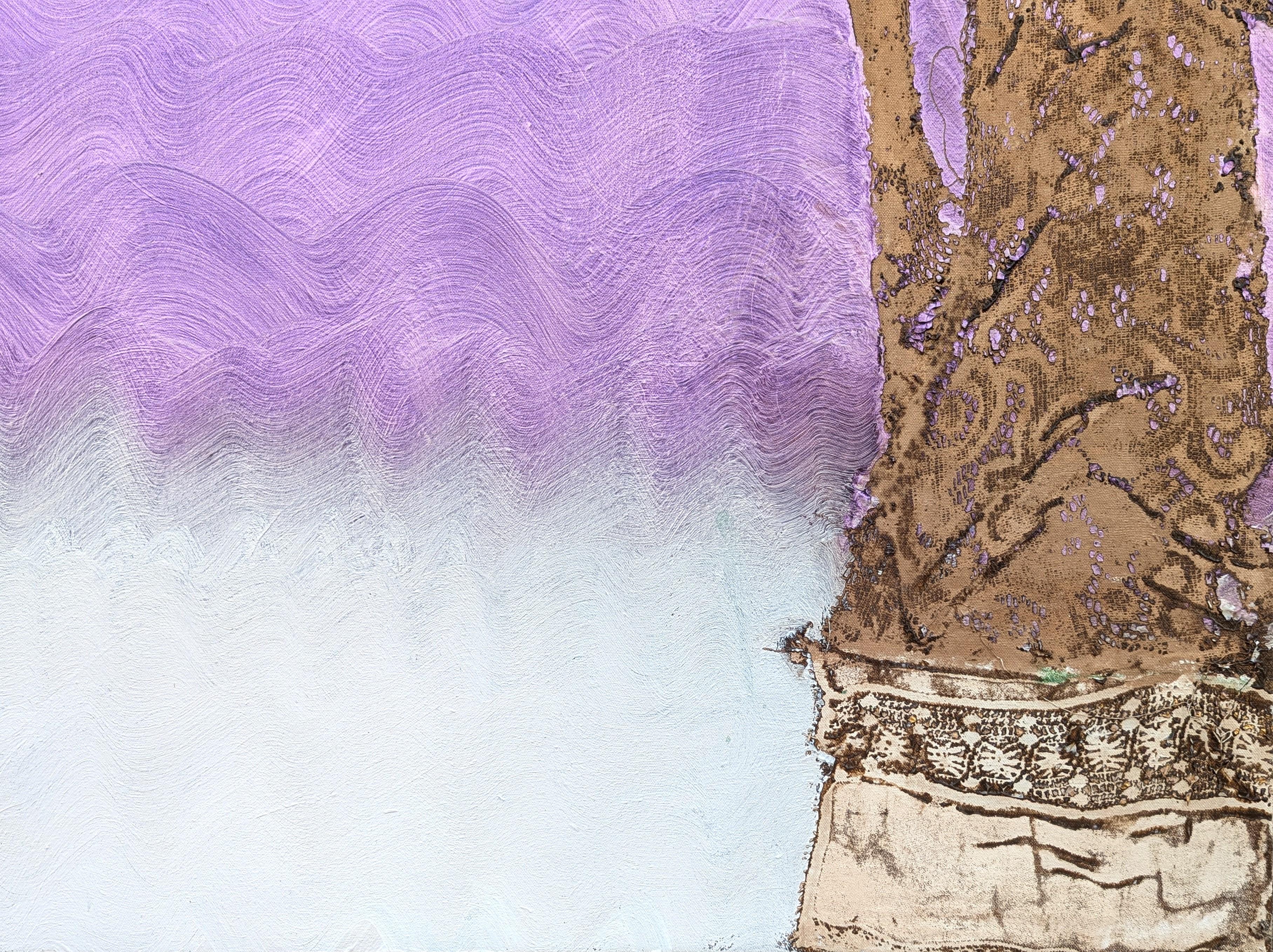 Pintura acrílica contemporánea de tonos morados que utiliza una textura de encaje única para crear un paisaje acentuado con un búfalo de pie al borde de un acantilado, del artista tejano Mike Hoggg. La pieza está firmada y fechada por el artista en
