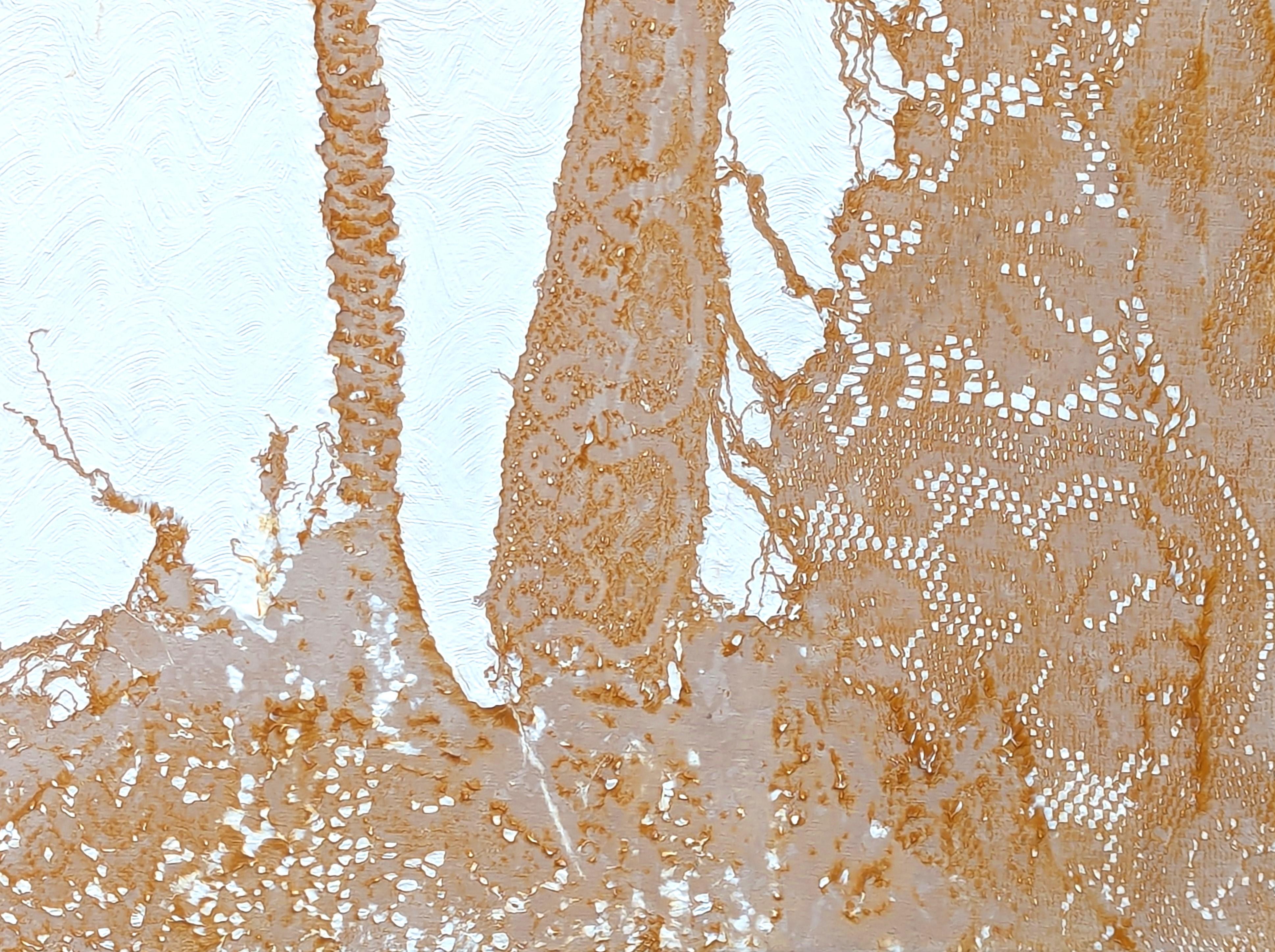 Pintura acrílica contemporánea de tonos neutros que utiliza una textura de encaje única para crear un paisaje selvático del artista tejano Mike Hoggg. La obra está firmada, titulada y fechada por el artista en el reverso. Actualmente sin enmarcar,