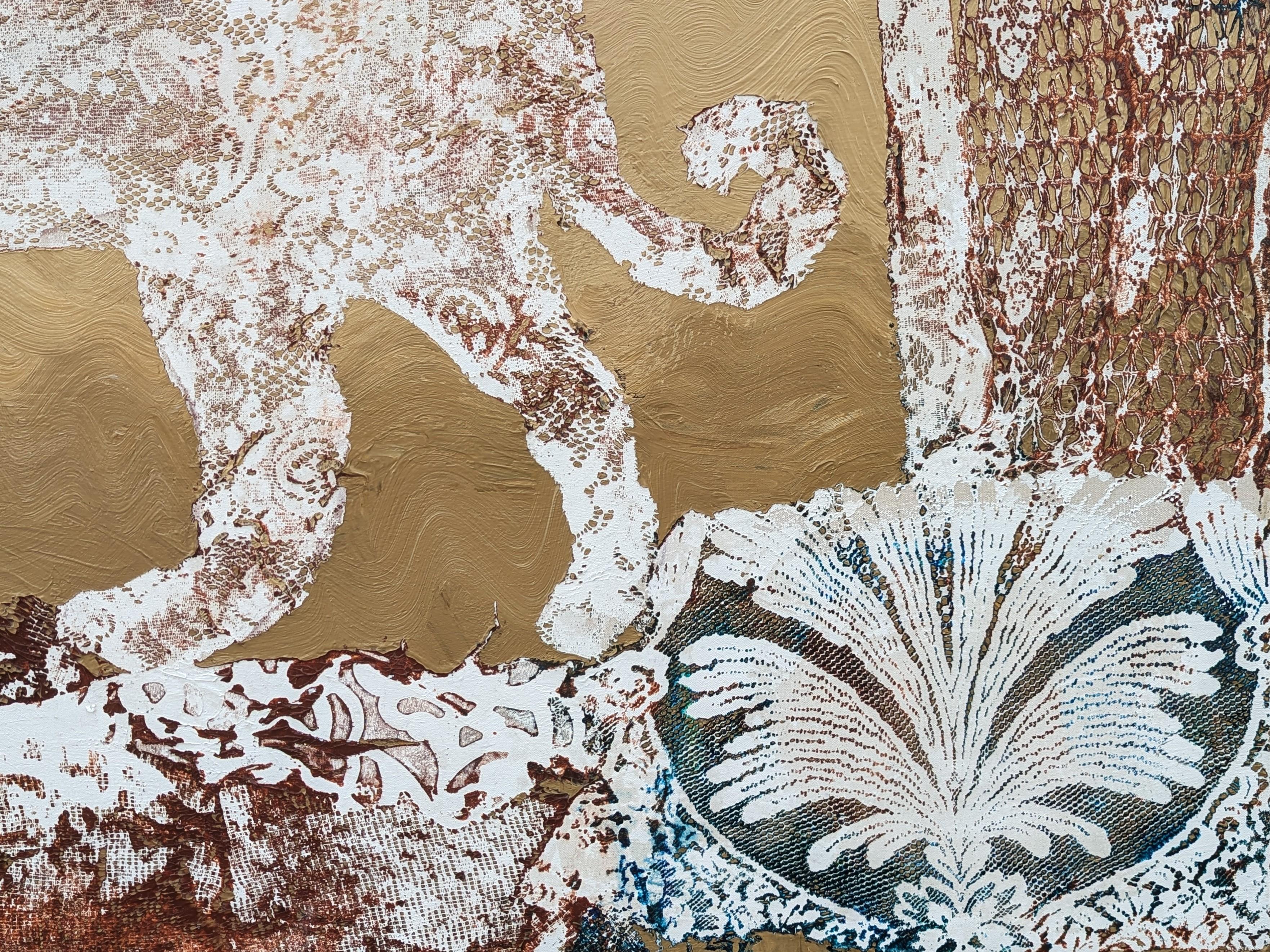 Pintura contemporánea en acrílico dorado de tonos neutros que utiliza una textura de encaje única para crear un paisaje selvático, del artista tejano Mike Hoggg. La obra está firmada, titulada y fechada por el artista en el reverso. Actualmente sin