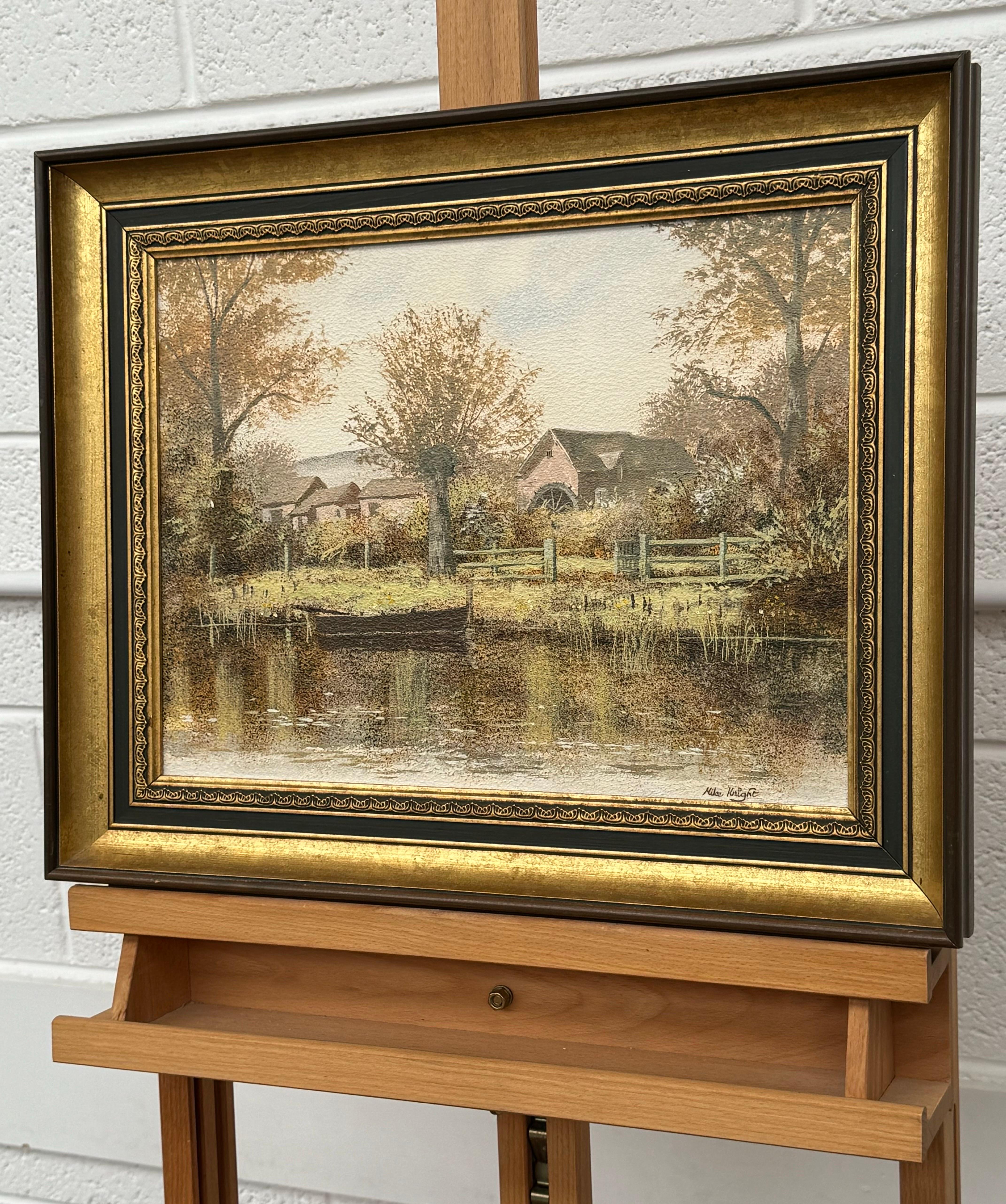 Paisaje fluvial de aldea inglesa en otoño en el campo por artista británico - Landscape Painting Marrón de Mike Knight