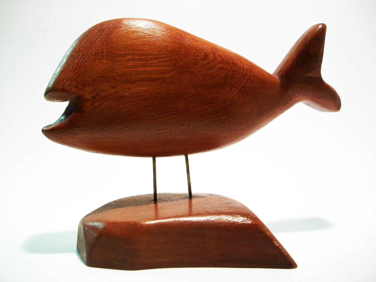 MIKE MATAS - Vintage Folk Art Whale Carving on Stand - Signed - Canada - C. 1980 (Volkskunst) im Angebot