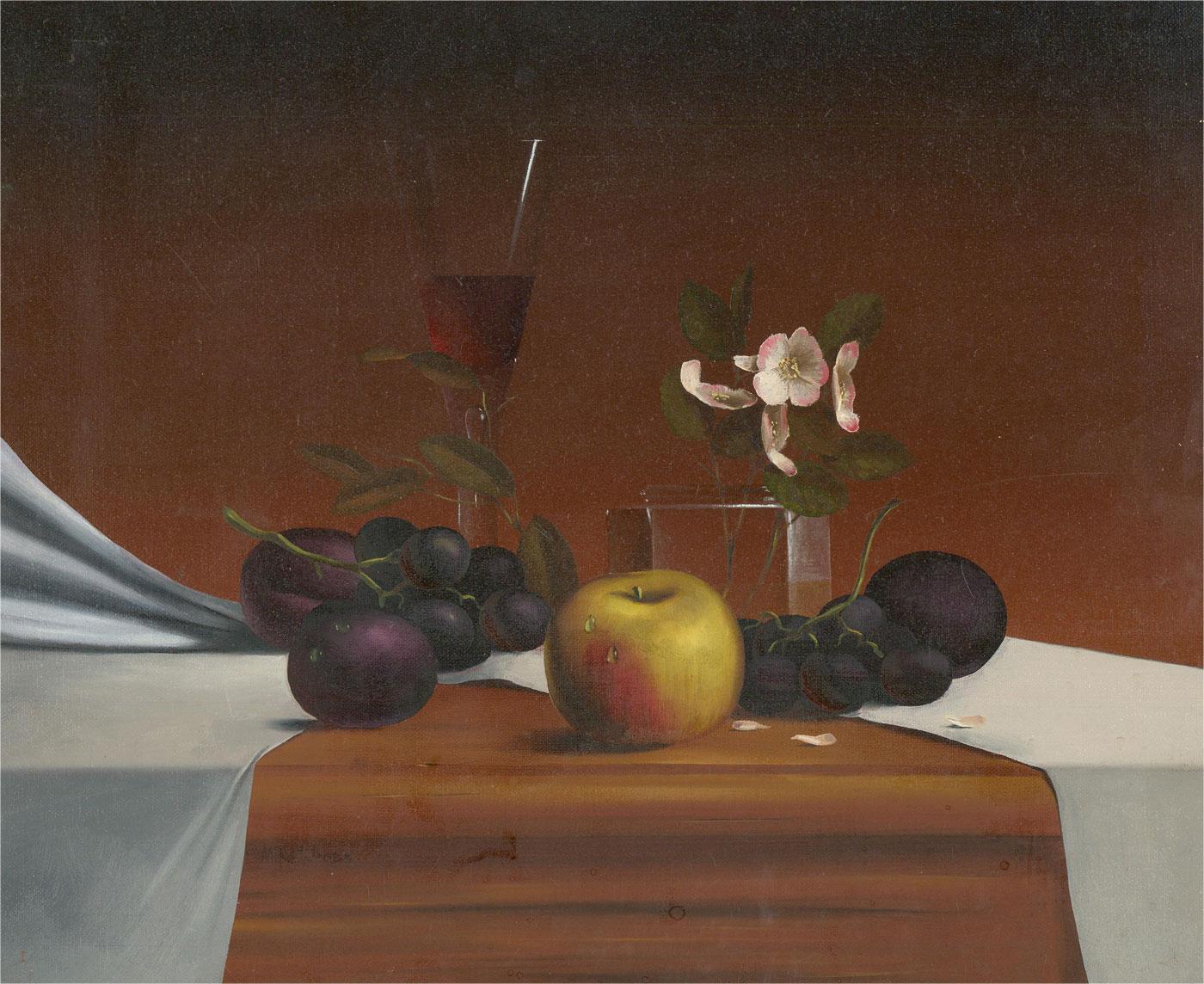 Este fino estudio es una versión hiperrealista de un bodegón tradicional, que representa frutas, flores y vino. El artista ha utilizado detalles exquisitos, desde la pulpa de la fruta hasta las delicadas flores, Woods capta perfectamente la luz y la