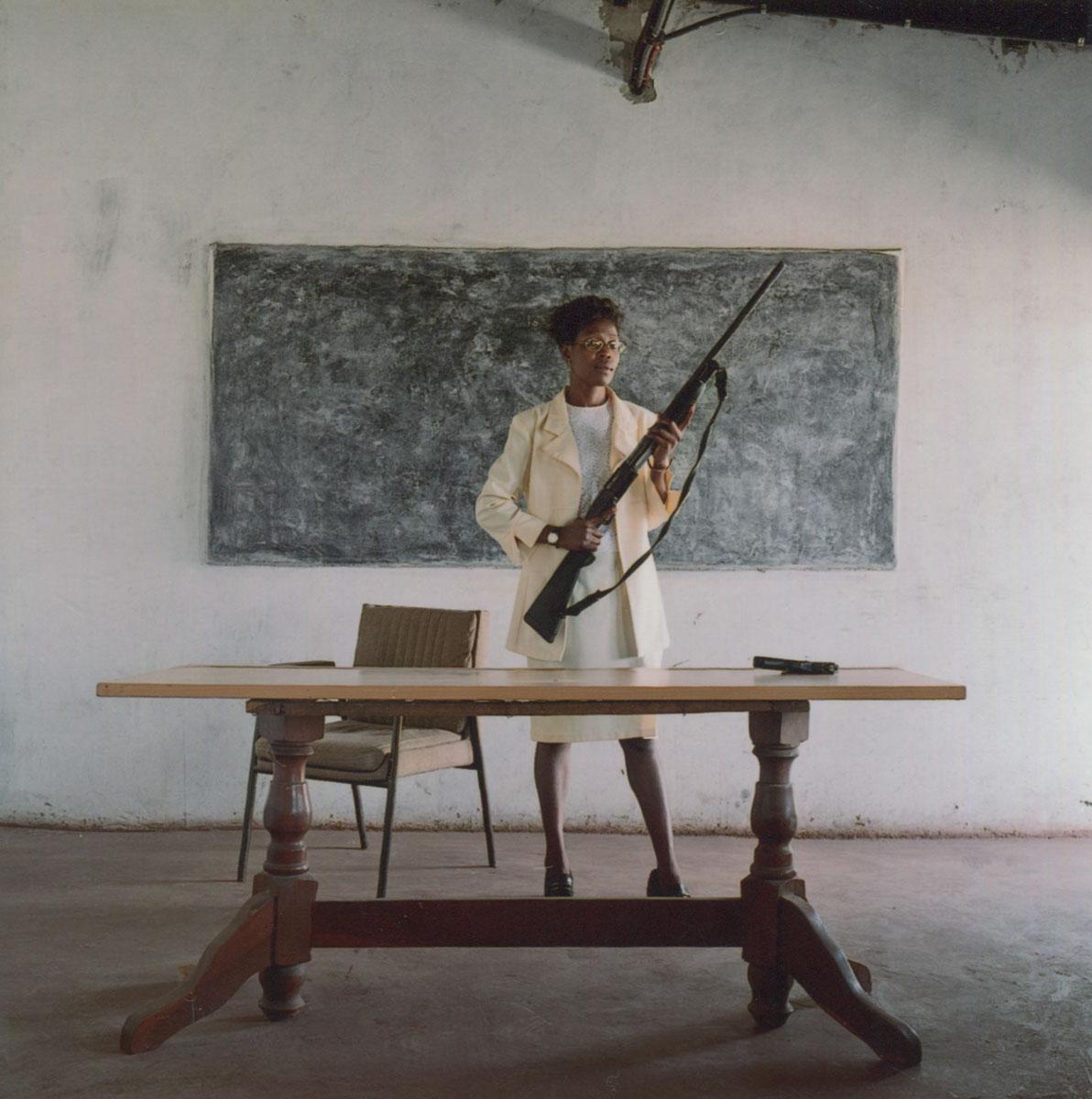 Mikhael Subotzky Portrait Photograph – Lindiwe Mutoma (Frauen detective), Lusaka, Zambia, 2005