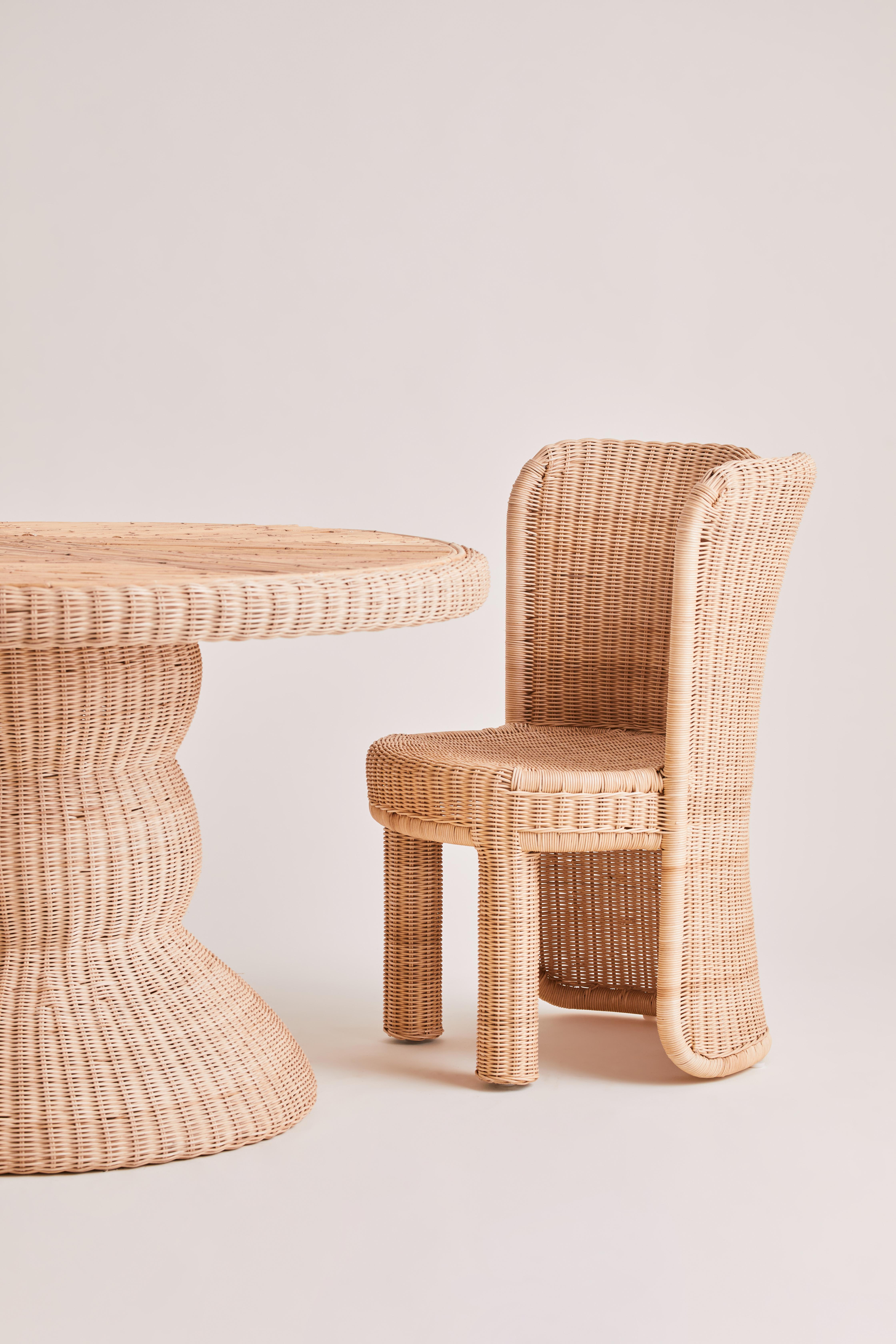 Wir stellen den Miki Dining Chair vor - einen Stuhl auf Aluminiumbasis, beschichtet und geflochten mit synthetischem Rattan. Mit seinen einfachen, klar definierten Geometrien verfügt dieses Design über eine starke Präsenz und lässt von hinten nur