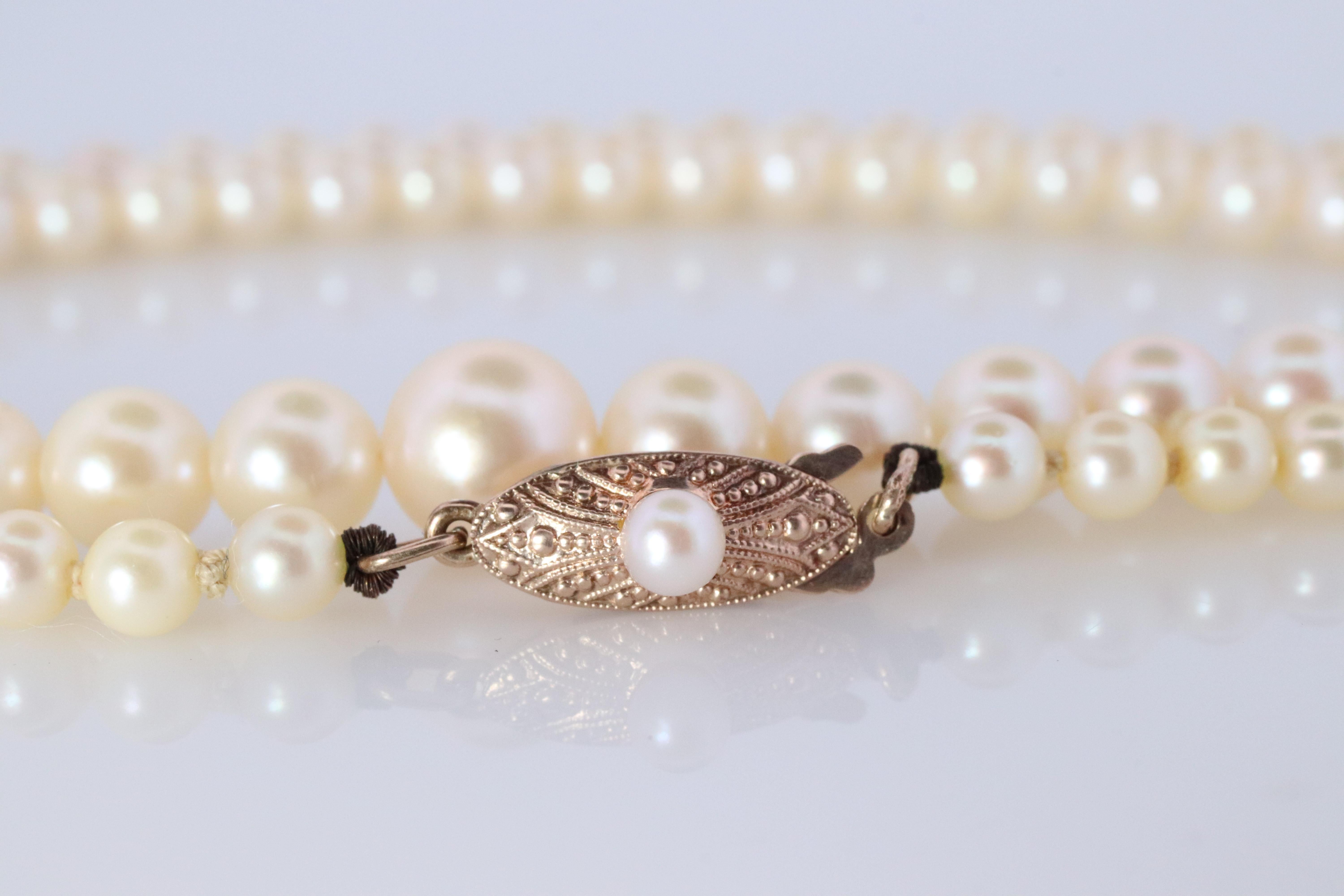 MIKIMOTO 10k Gold Pearl Necklace. Graduated  Pearl Strand 18in Necklace Mikimoto In Good Condition For Sale In Port Charlotte, FL